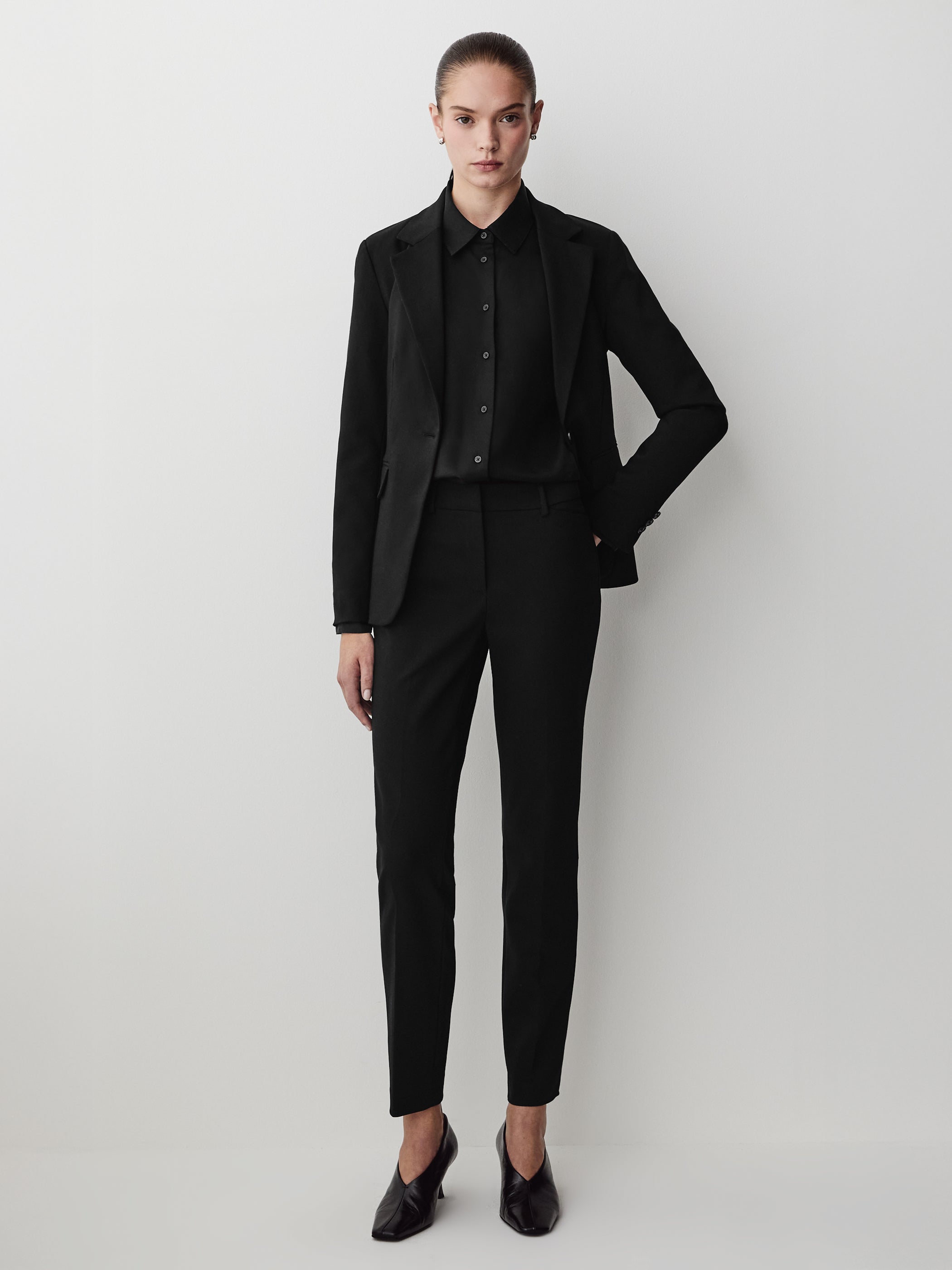 Limitless Mid-Rise Slim-Leg Signature Fit Ankle Pant