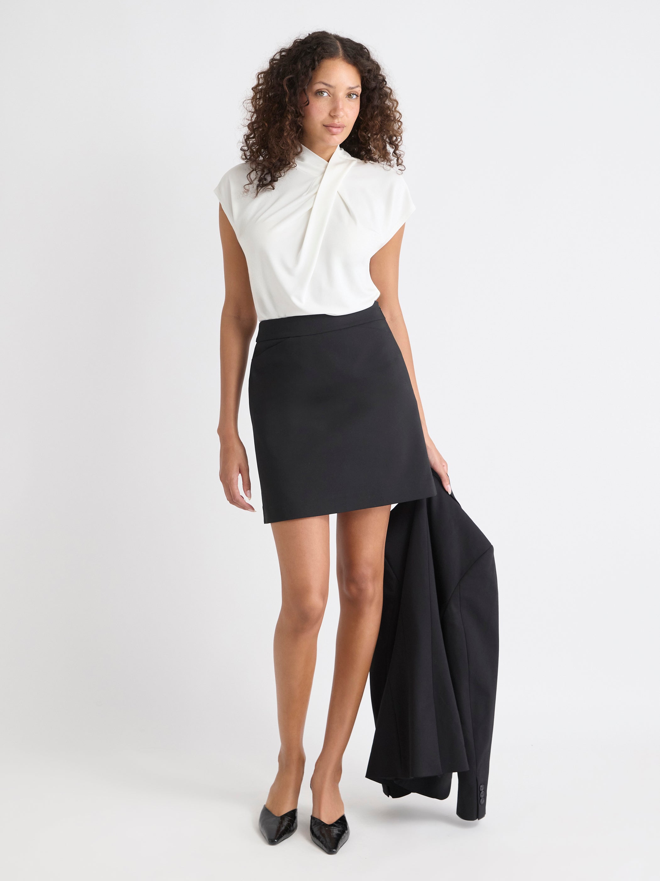 Mini-Jupe Indispensable Noire à Coupe Droite