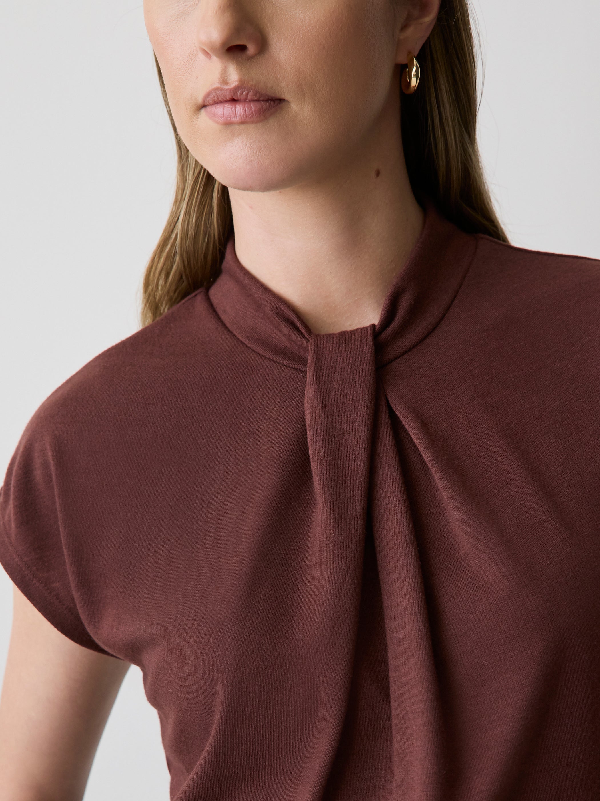 Haut à Manches Très Courtes à Col Montant Drapé à Détail Croisé