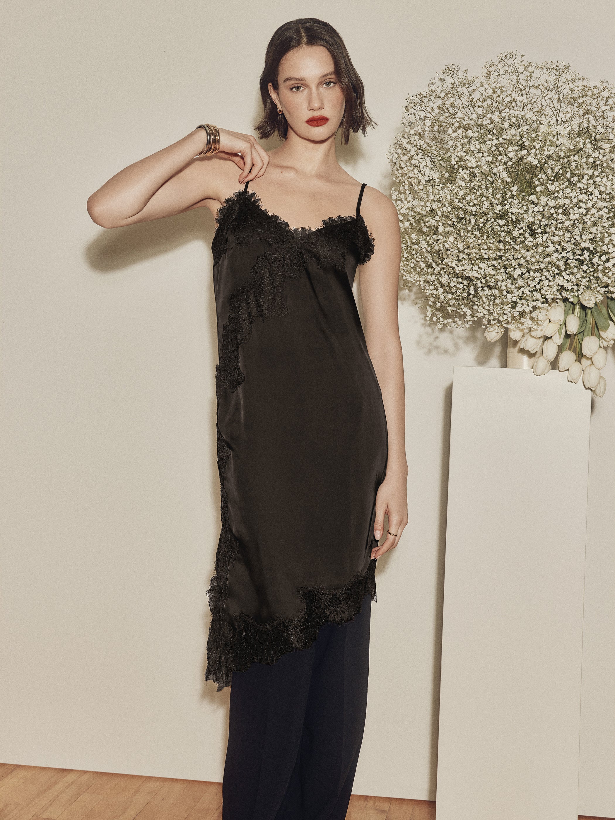 Robe Midi Sans Manches en Satin avec Dentelle