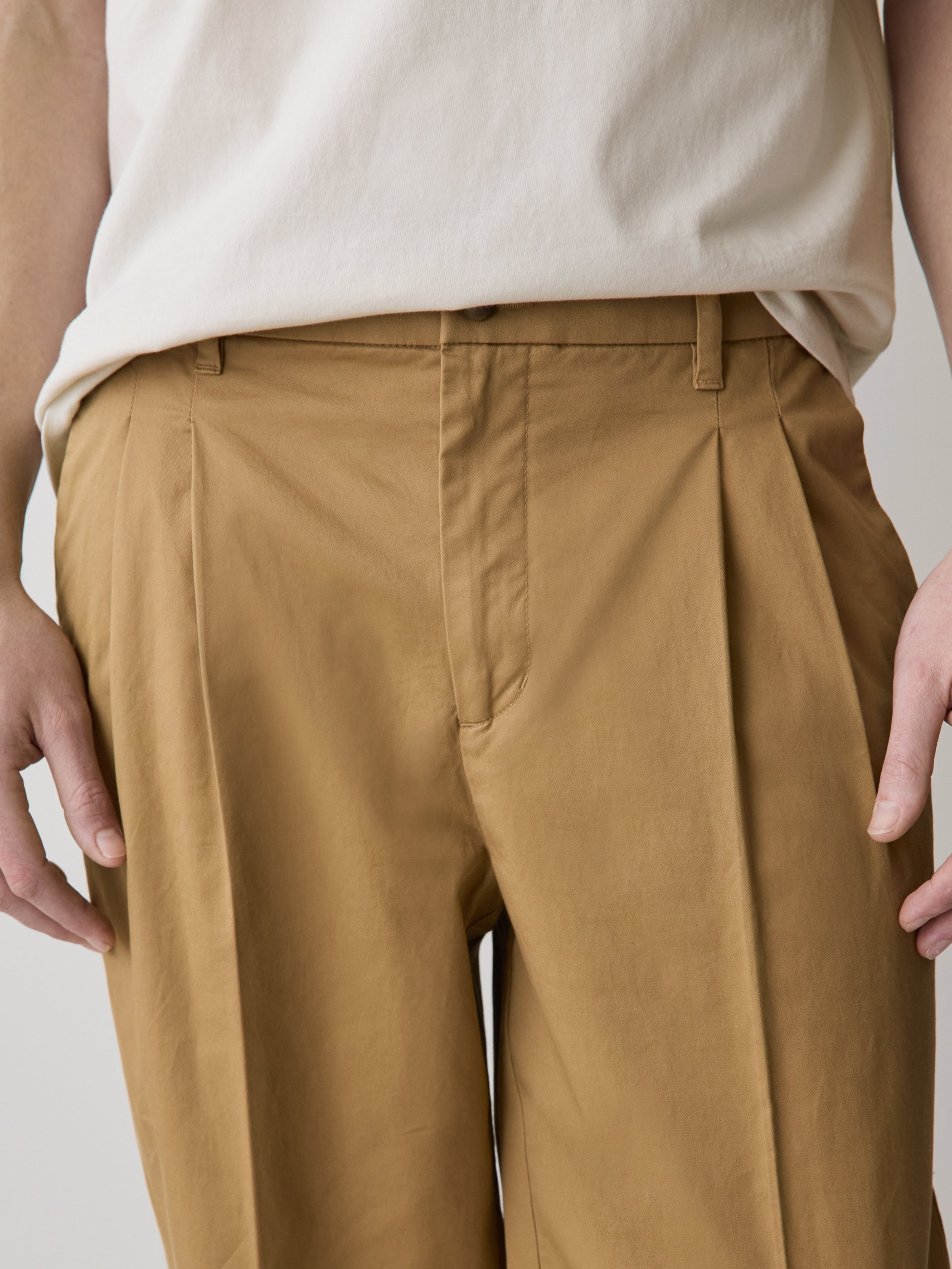 Loose Straight-Leg Pleated Chino Pant