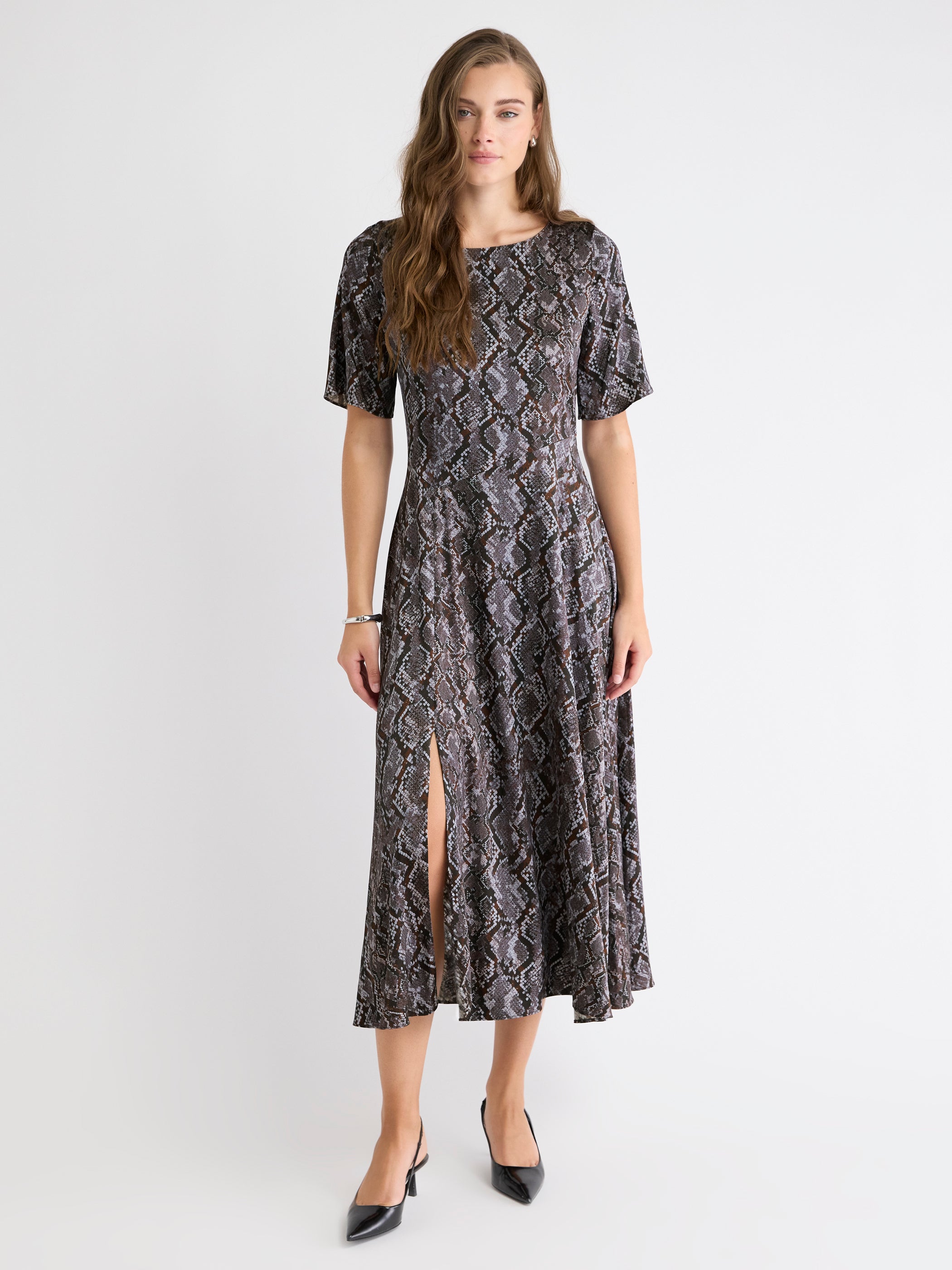 Robe Midi Cintrée et Évasée en Satin à Manches Courtes