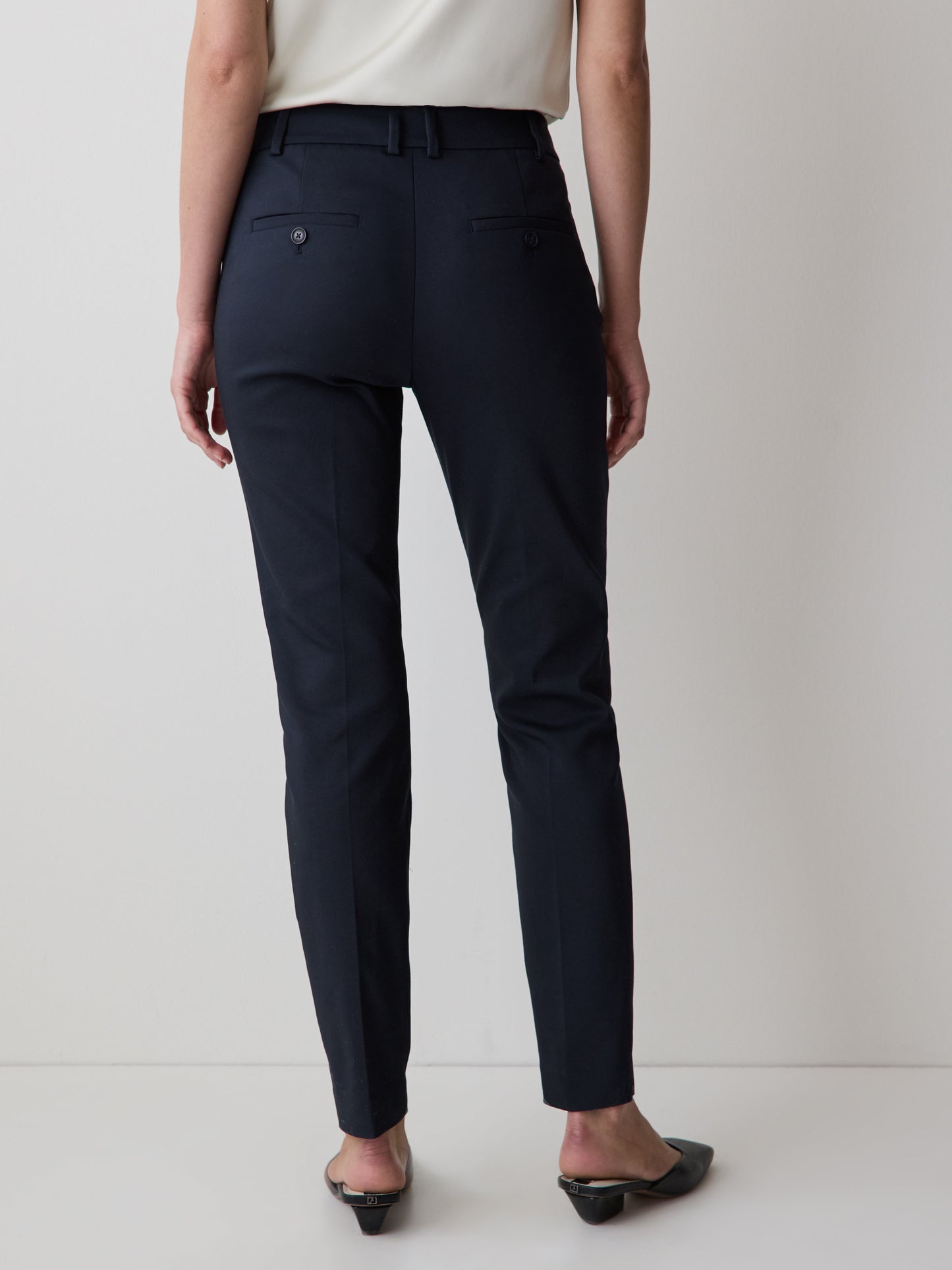 Limitless Mid-Rise Slim-Leg Signature Fit Ankle Pant