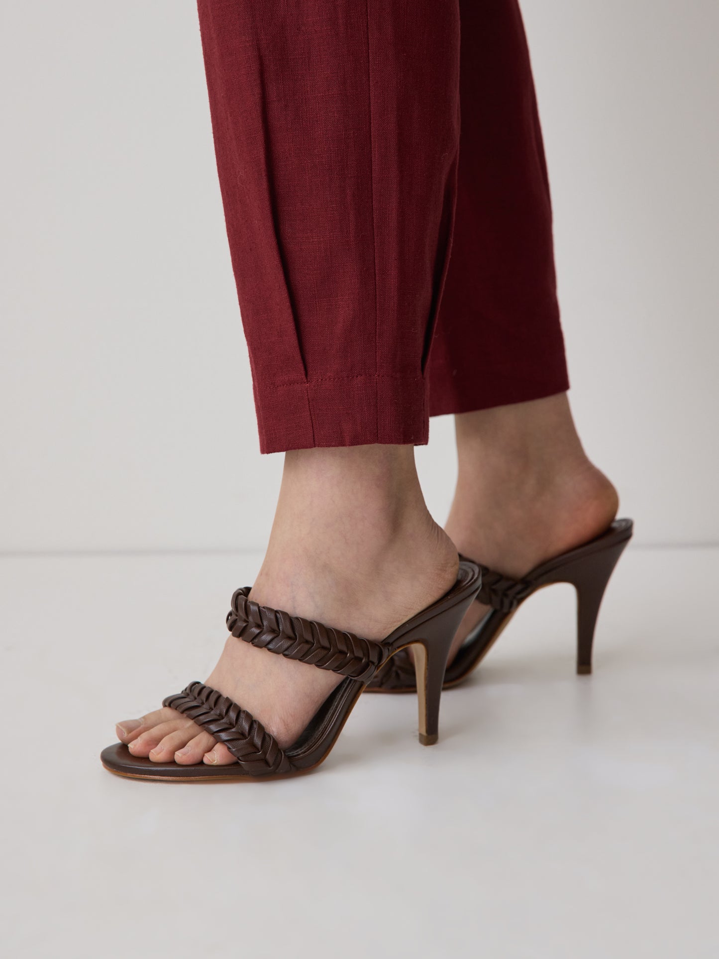 Linen Mid-Rise Tapered-Leg Jogger Pant