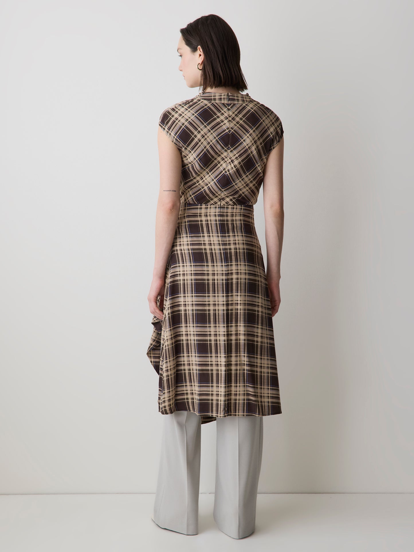 Robe Midi à Manches Courtes et Col Bénitier avec Jupe Portefeuille