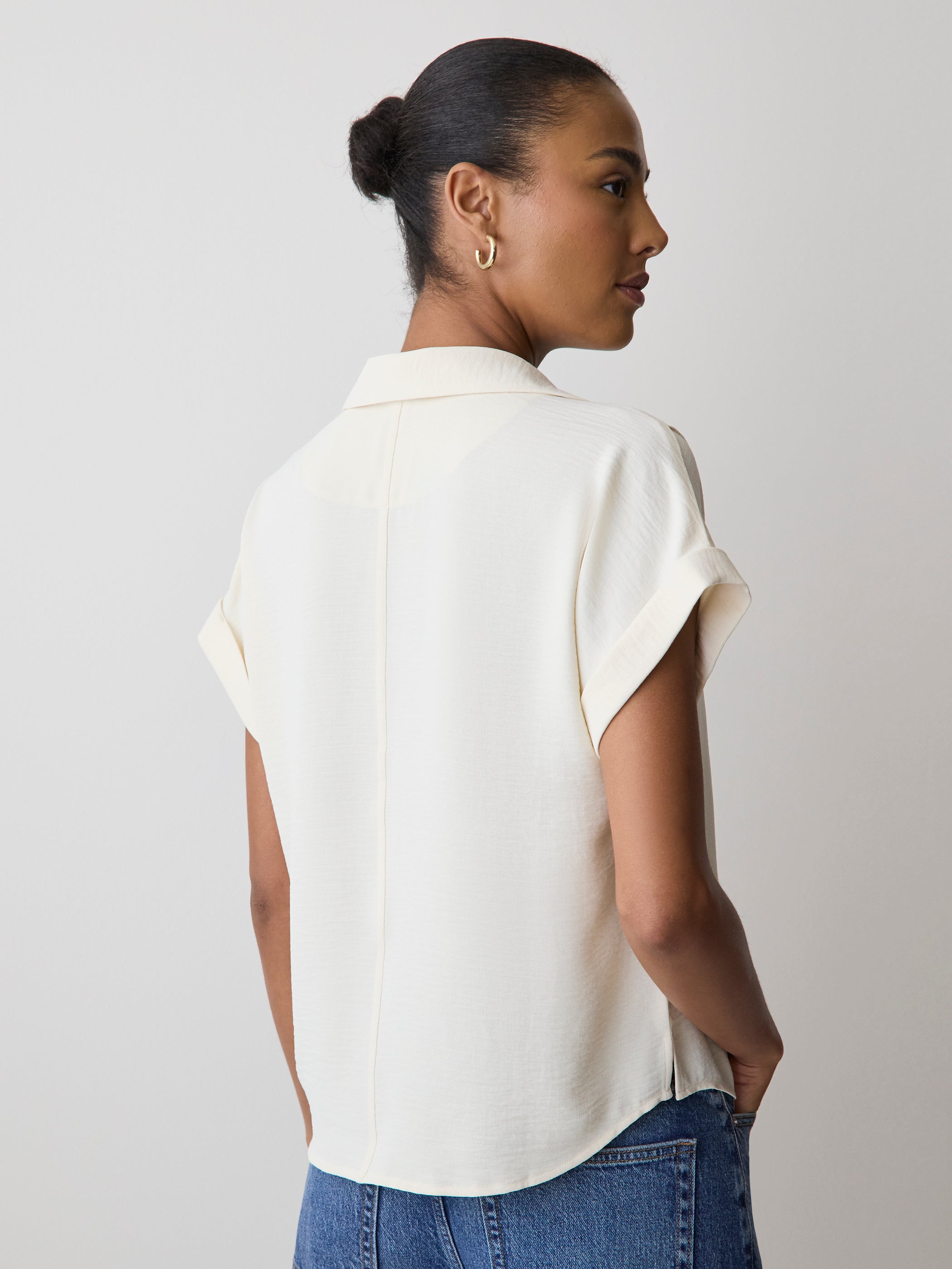 Blouse Boutonnée à Manches Très Courtes