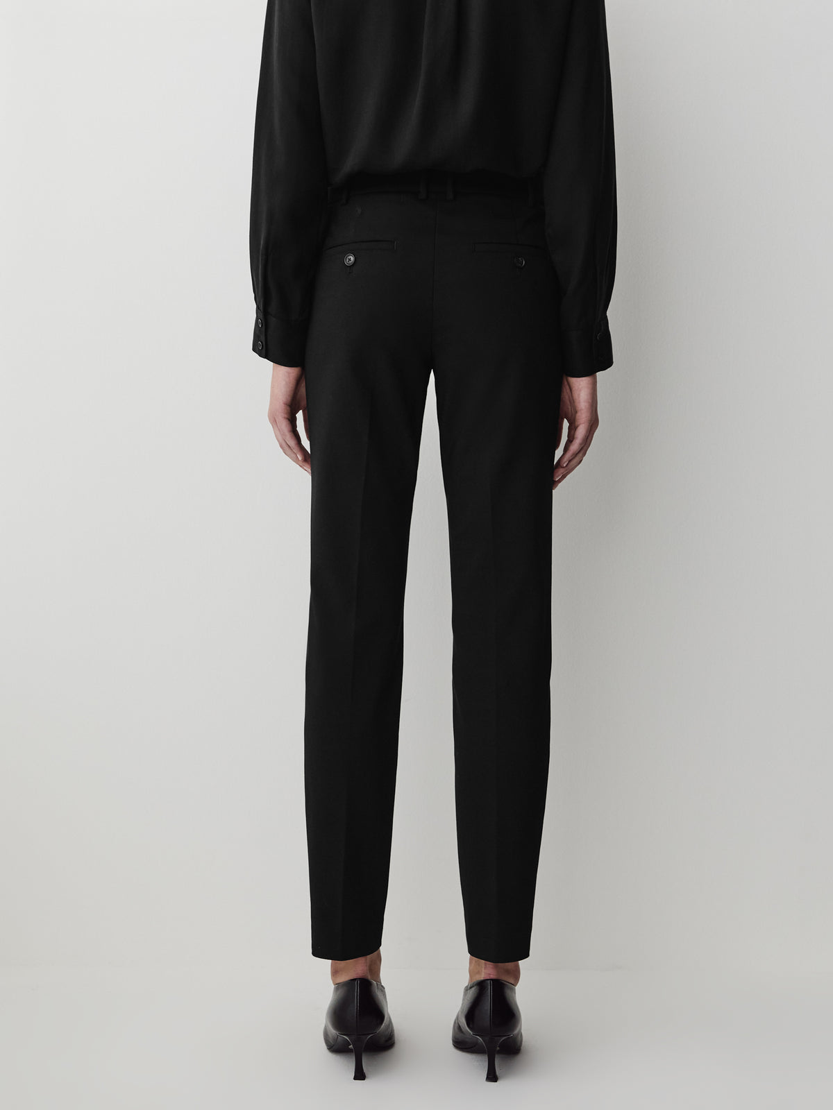 Limitless Mid-Rise Slim-Leg Signature Fit Ankle Pant