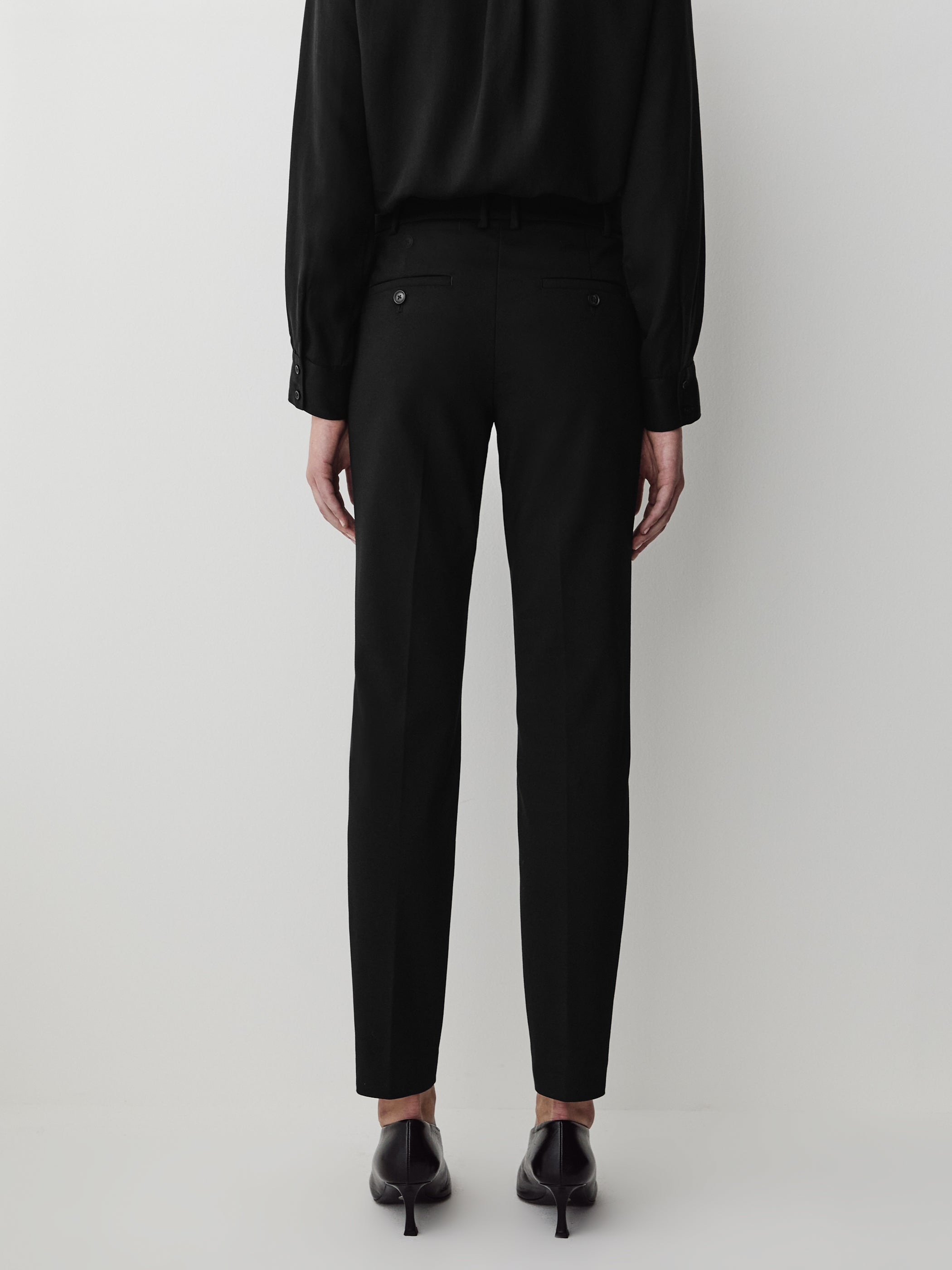 Limitless Mid-Rise Slim-Leg Signature Fit Ankle Pant