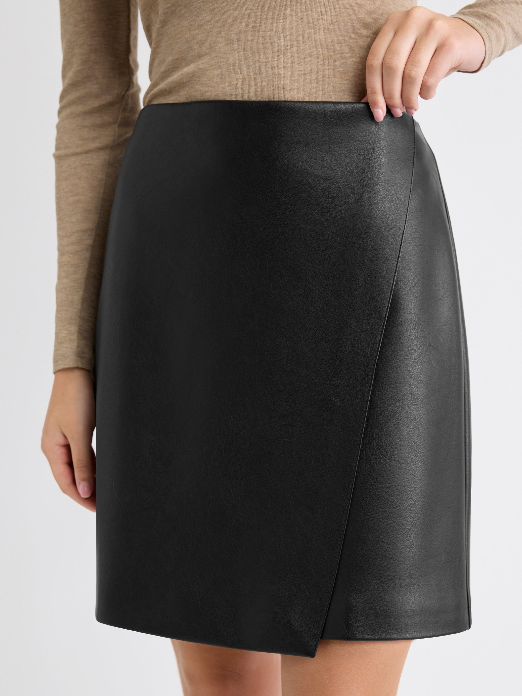 Jupe Mini Croisée en Faux Cuir