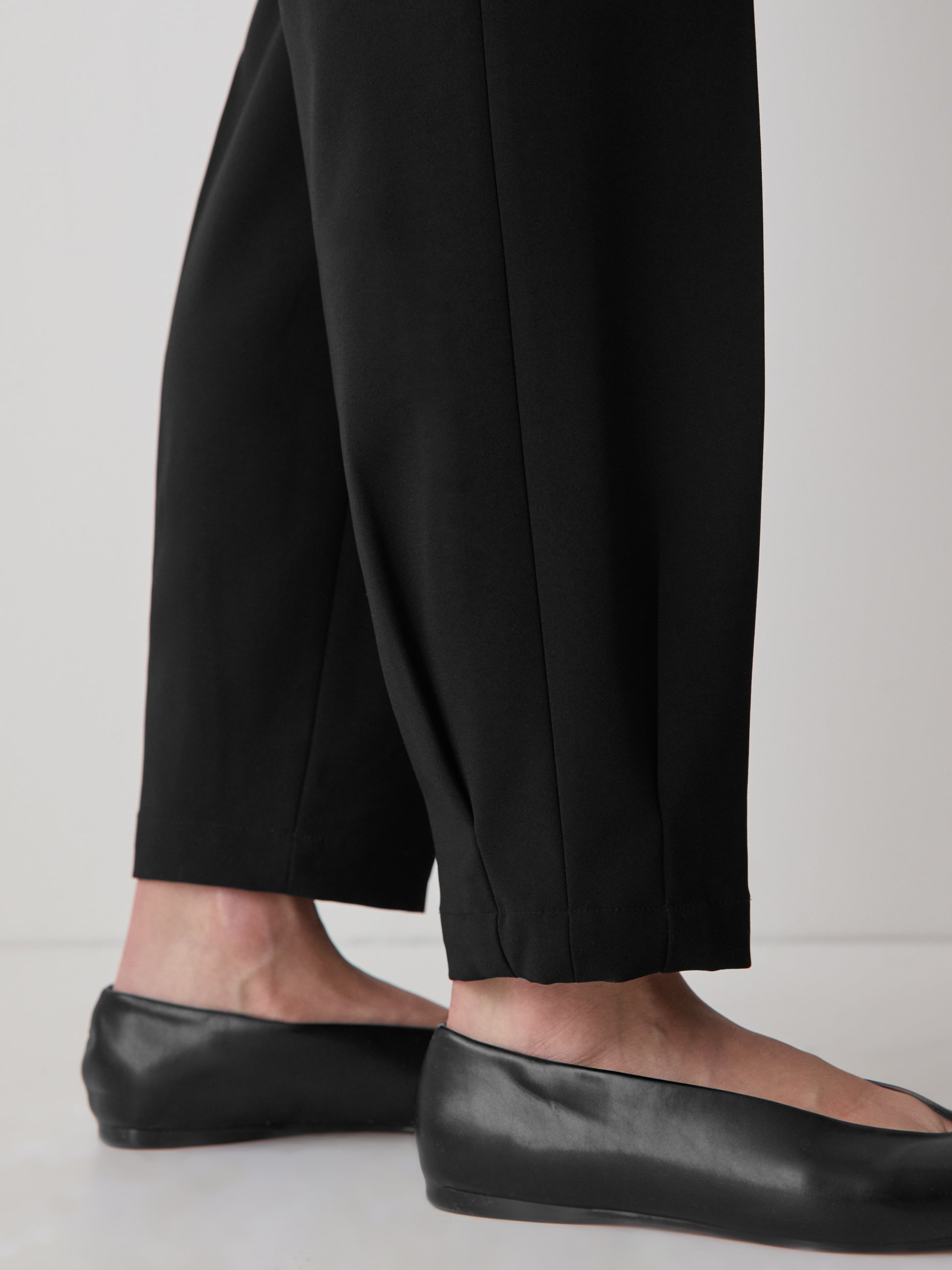 Black Mid-Rise Tapered-Leg Flowy Jogger Pant | RW&CO. Black Mid-Rise Tapered-Leg Flowy Jogger Pant | RW&CO.