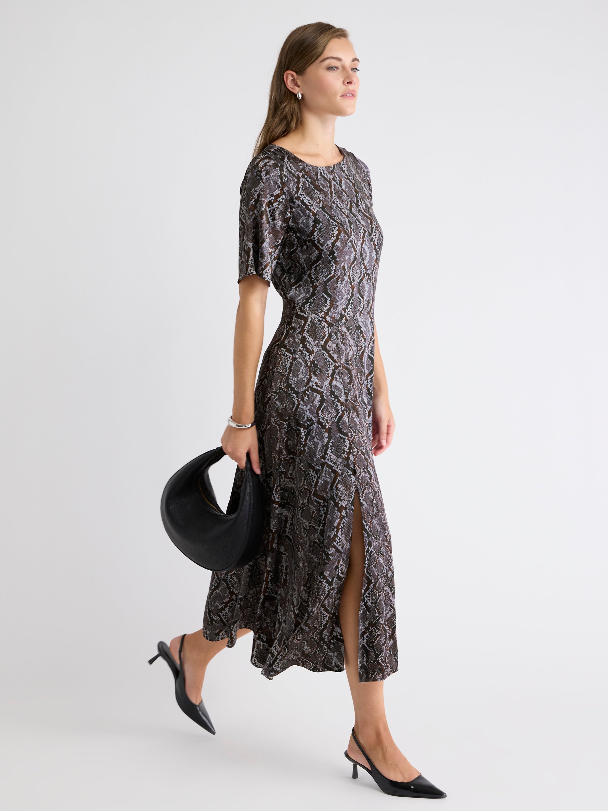 Robe Midi Cintrée et Évasée en Satin à Manches Courtes