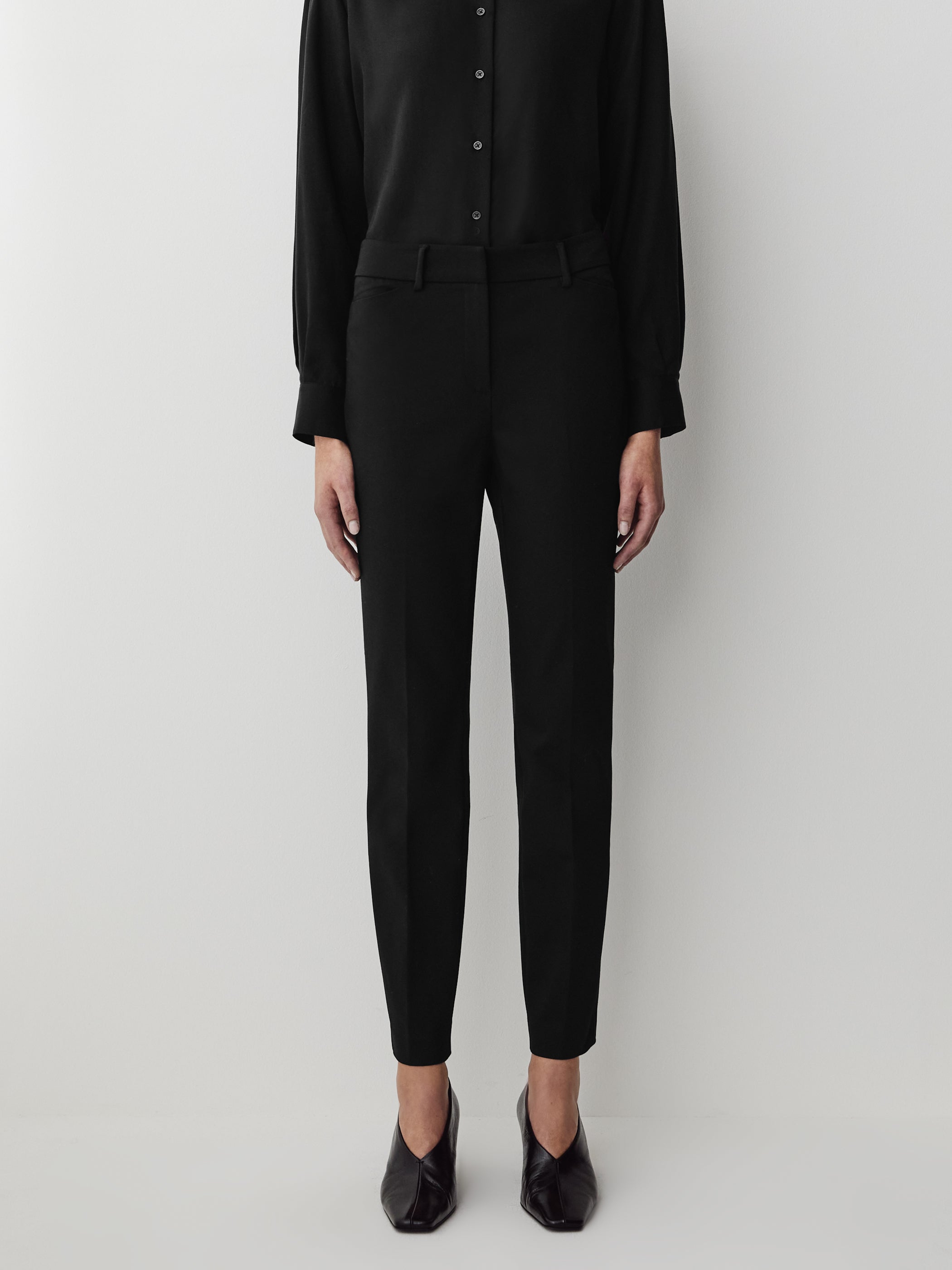 Limitless Mid-Rise Slim-Leg Signature Fit Ankle Pant