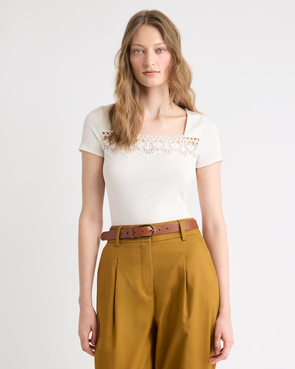 Haut Côtelé à Col Carré et Manches Courtes