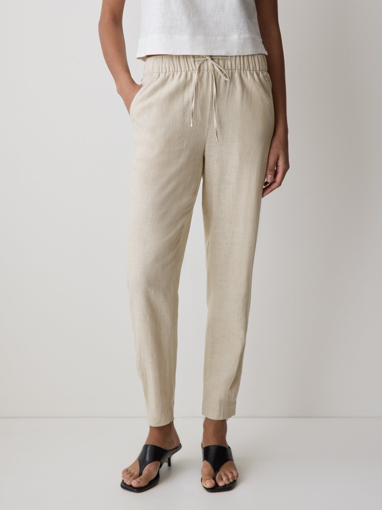 Linen Mid-Rise Tapered-Leg Jogger Pant