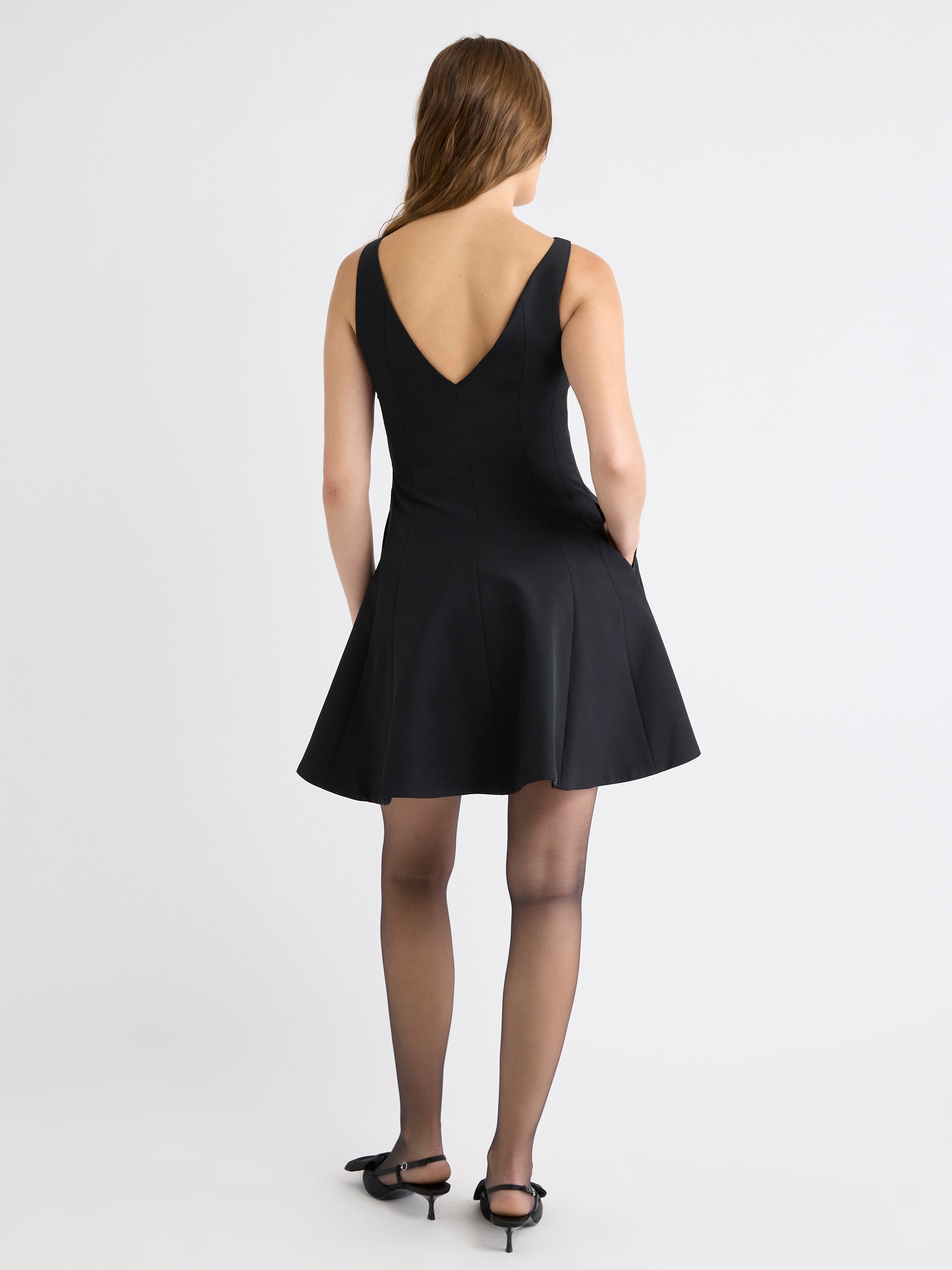 Robe Courte Sans Manches avec Dos Ouvert