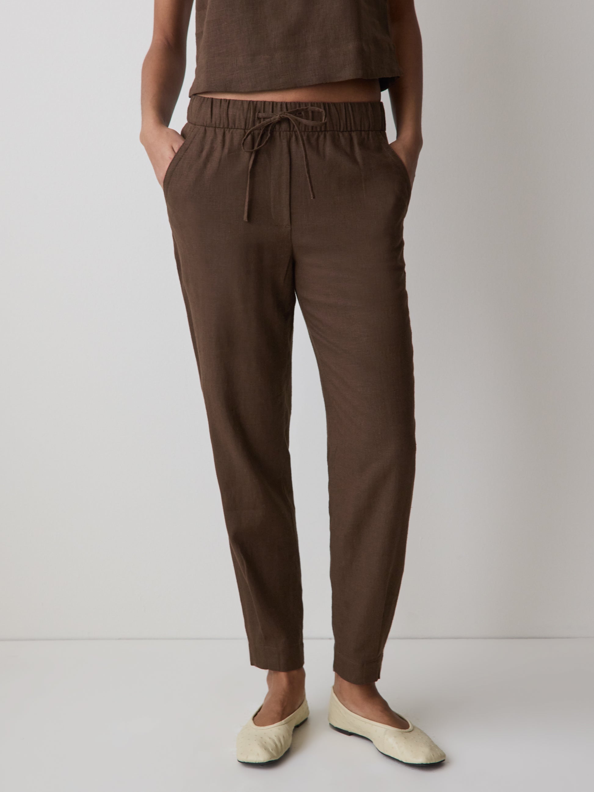 Linen Mid-Rise Tapered-Leg Jogger Pant