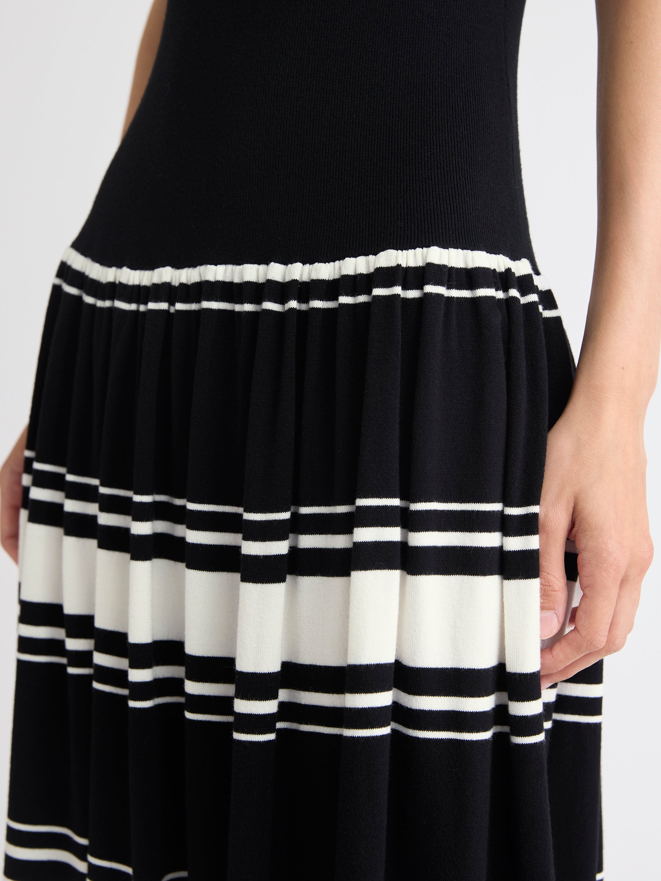 Robe Midi Sans Manches à Col Carré