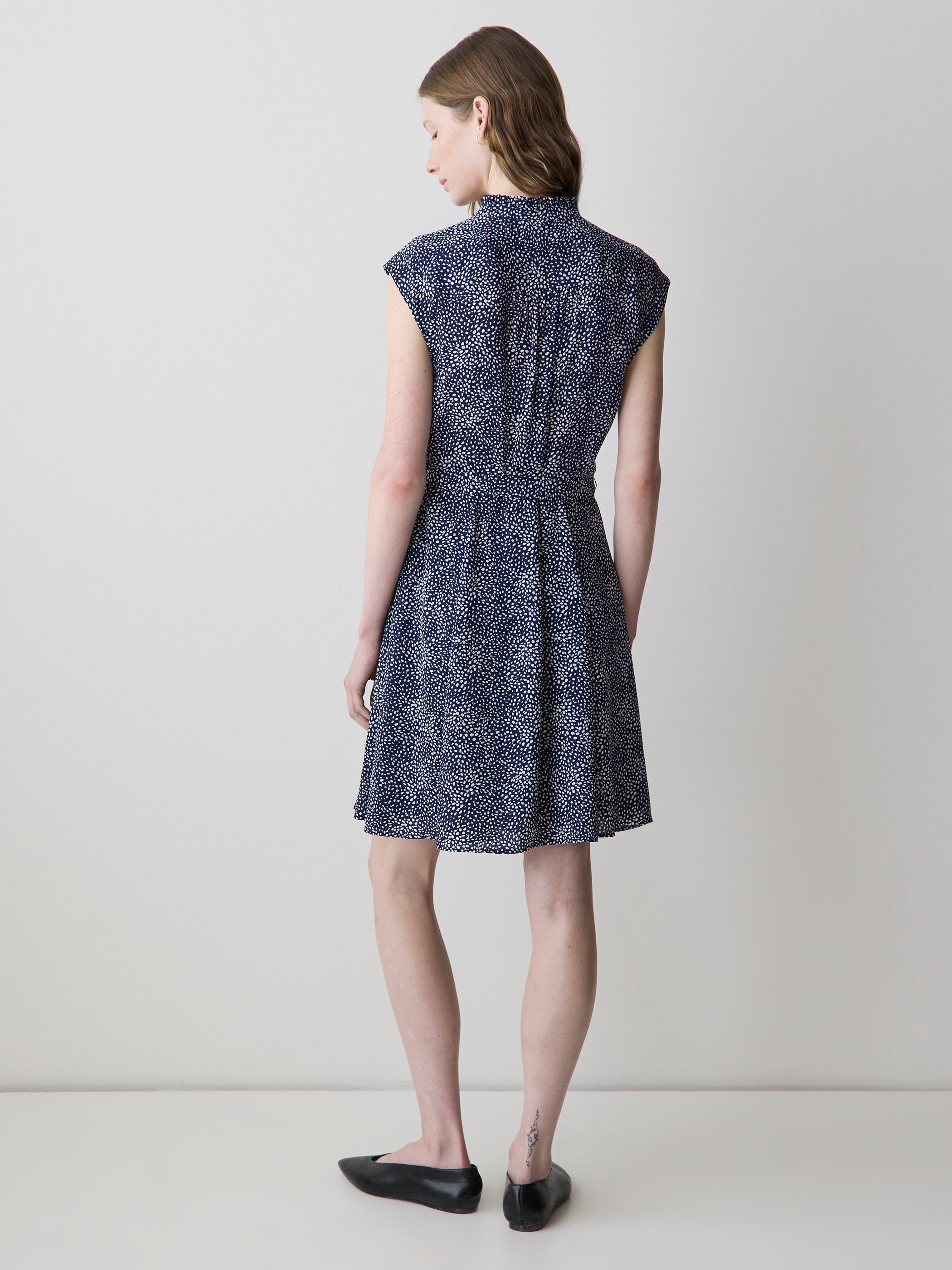 Ribe Courte Boutonnée Sans Manches à Col Montant