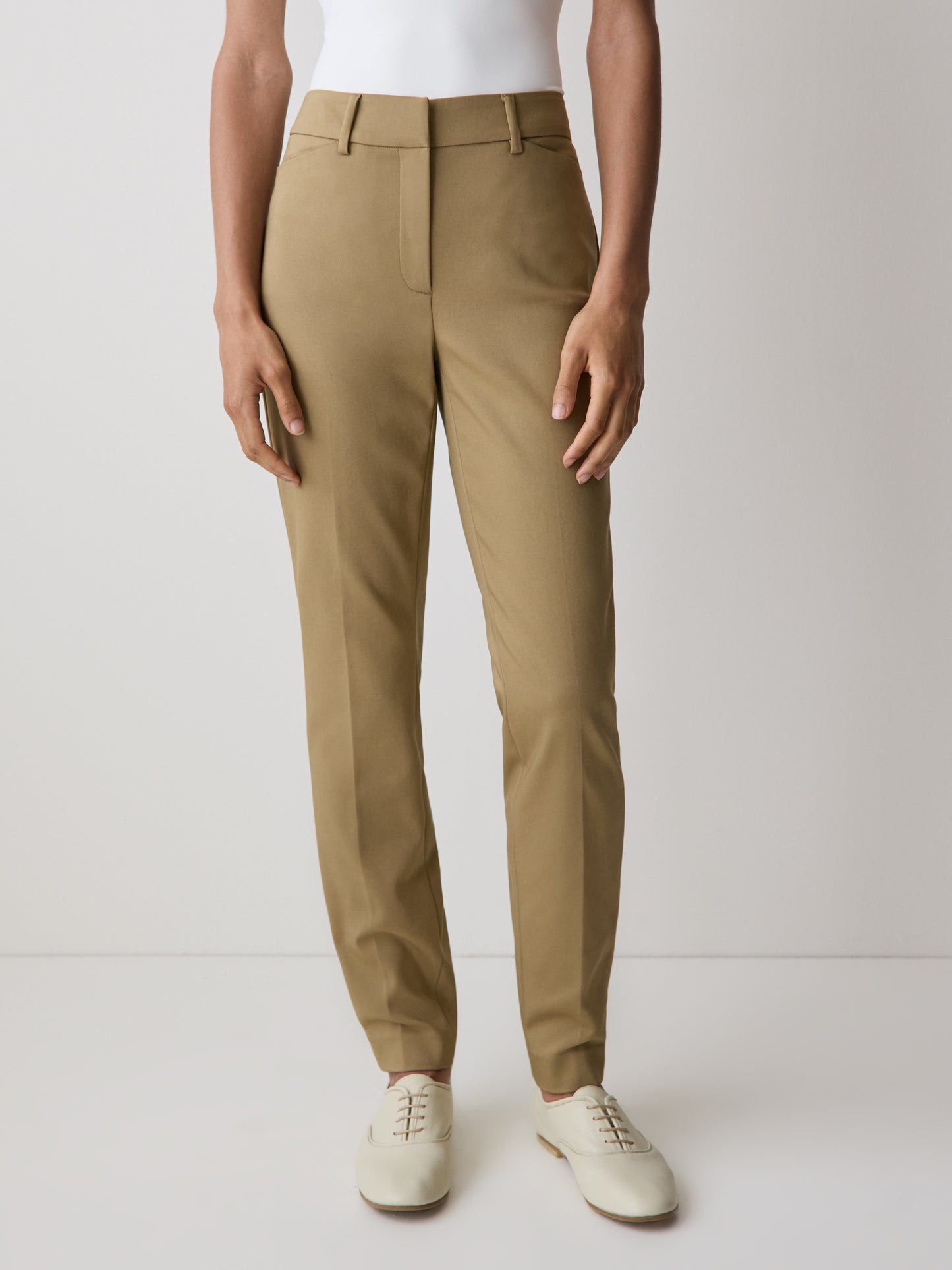 Limitless Mid-Rise Slim-Leg Signature Fit Pant