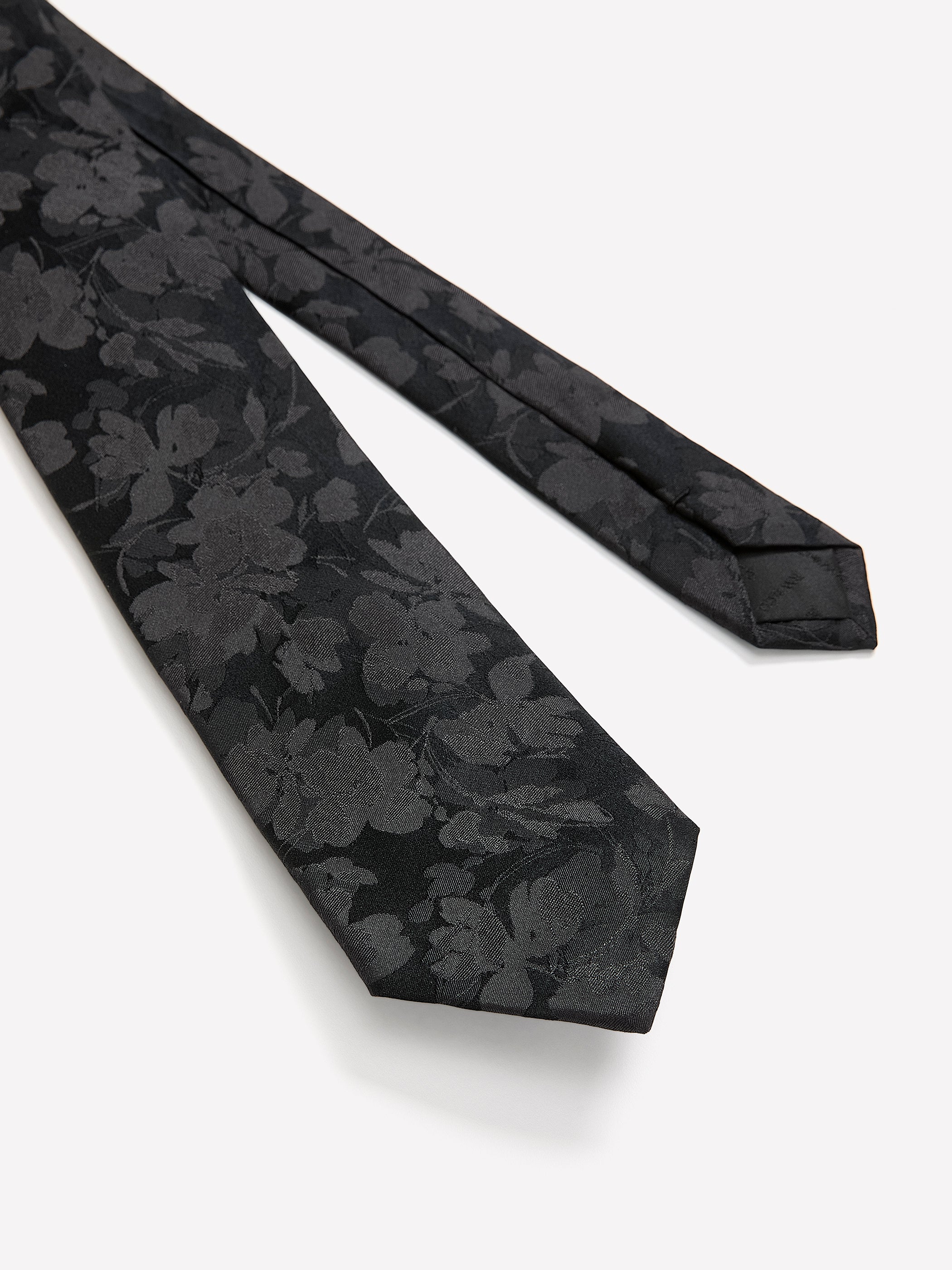 Cravate en soie à motif floral, ton noir classique