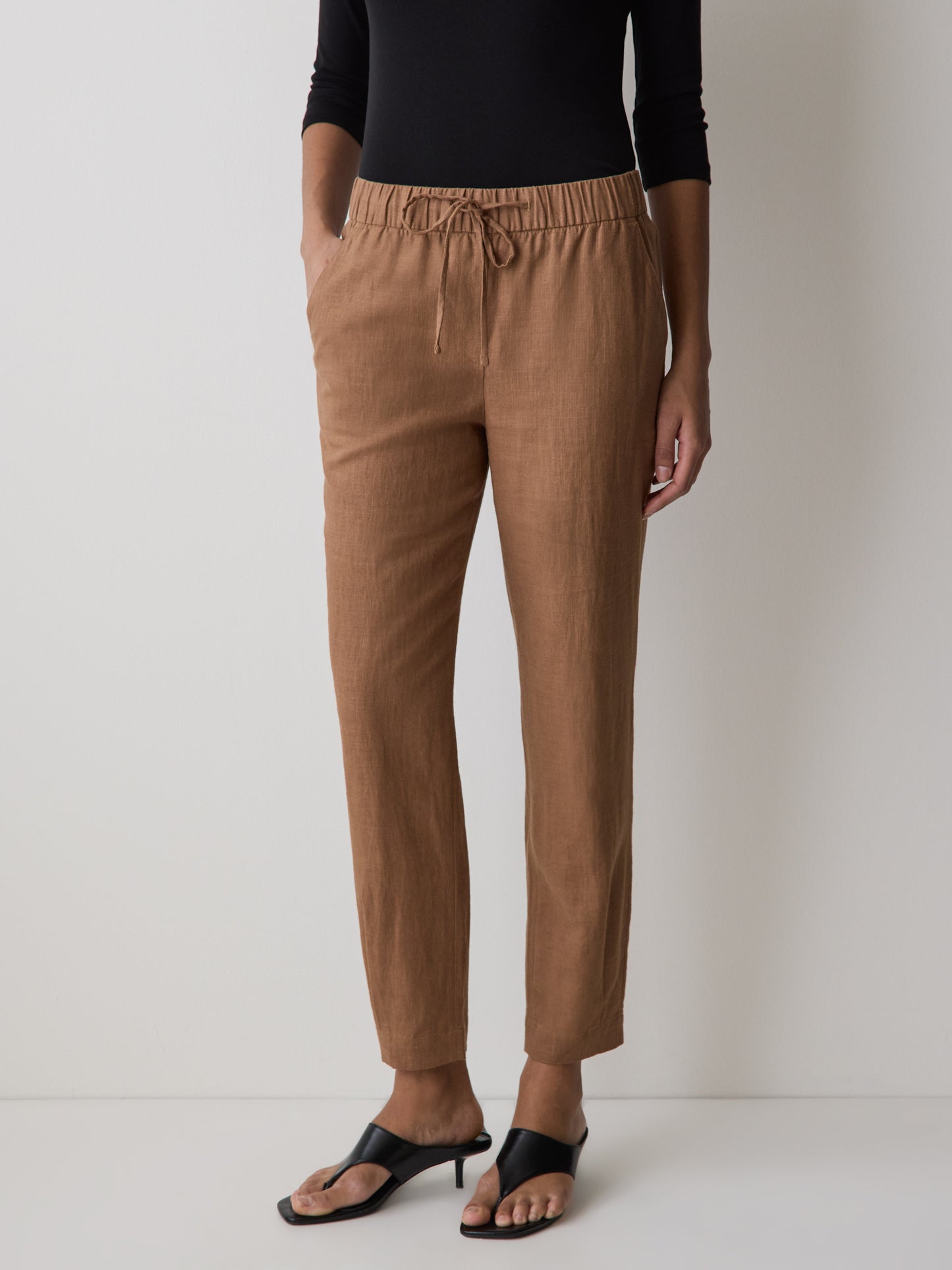 Linen Mid-Rise Tapered-Leg Jogger Pant