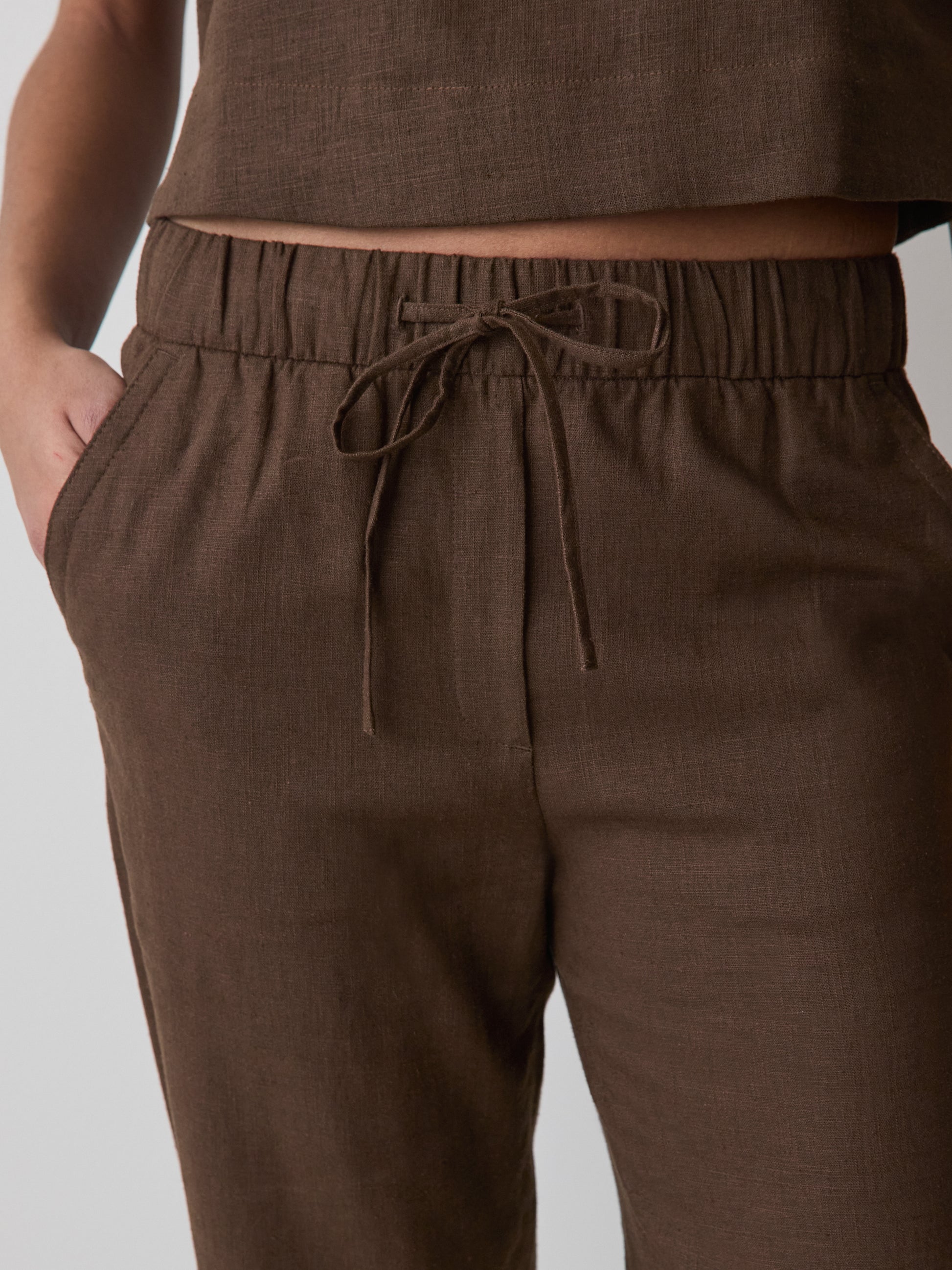 Linen Mid-Rise Tapered-Leg Jogger Pant