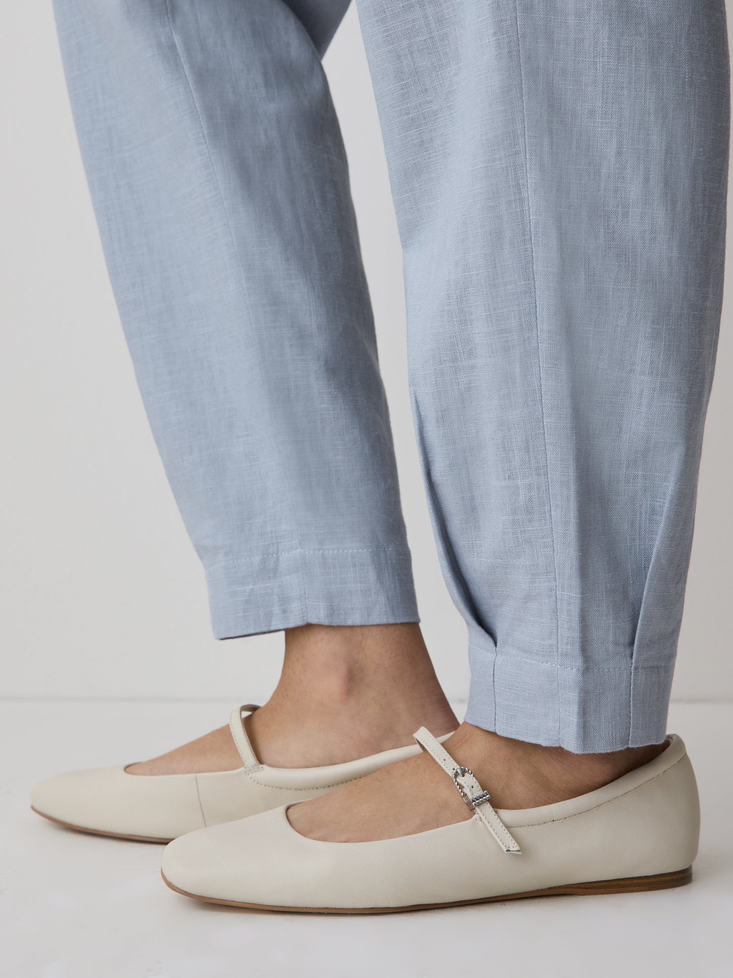 Linen Mid-Rise Tapered-Leg Jogger Pant