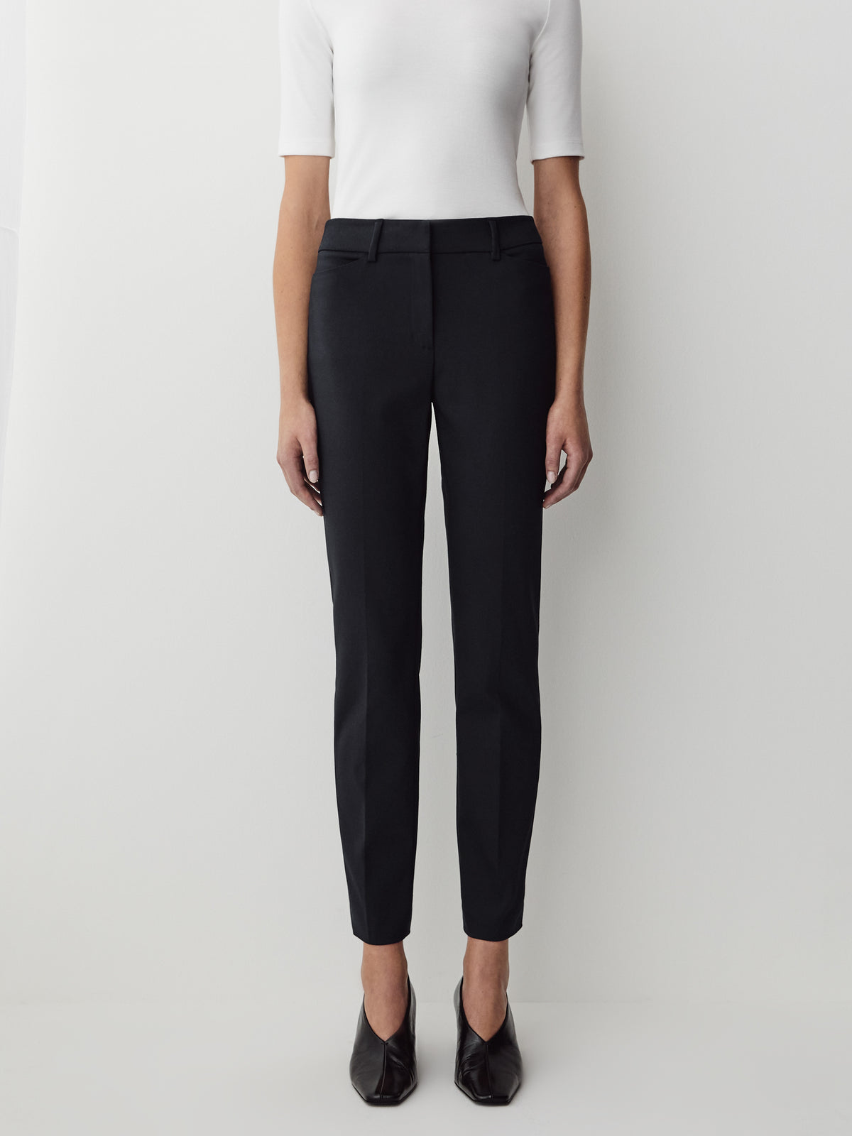 Limitless Mid-Rise Slim-Leg Signature Fit Ankle Pant