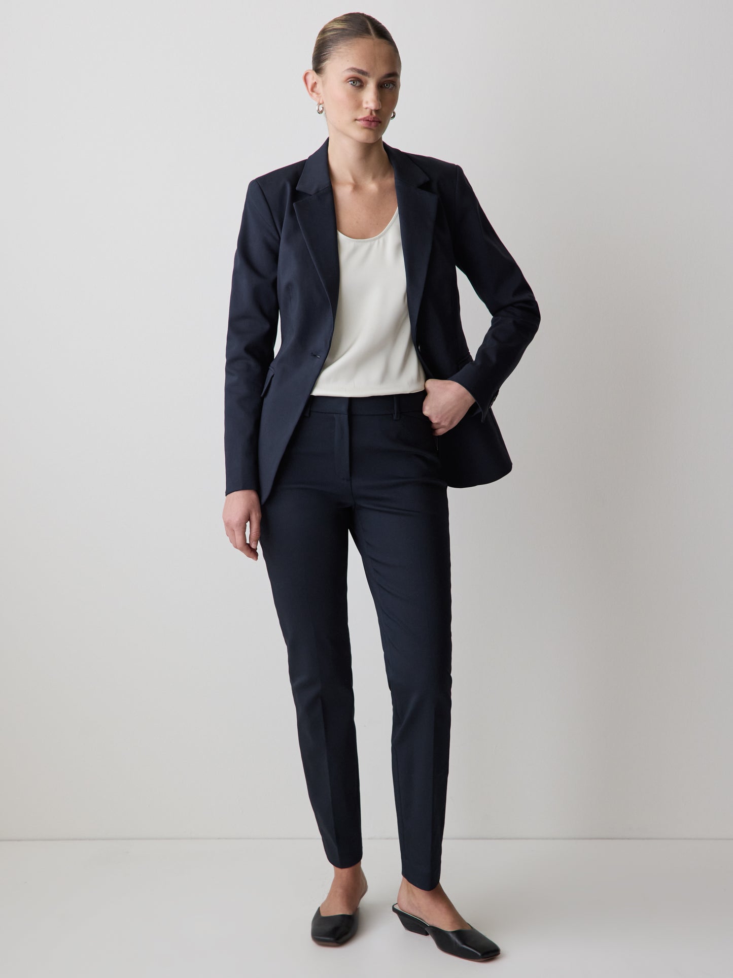 Limitless Mid-Rise Slim-Leg Signature Fit Ankle Pant
