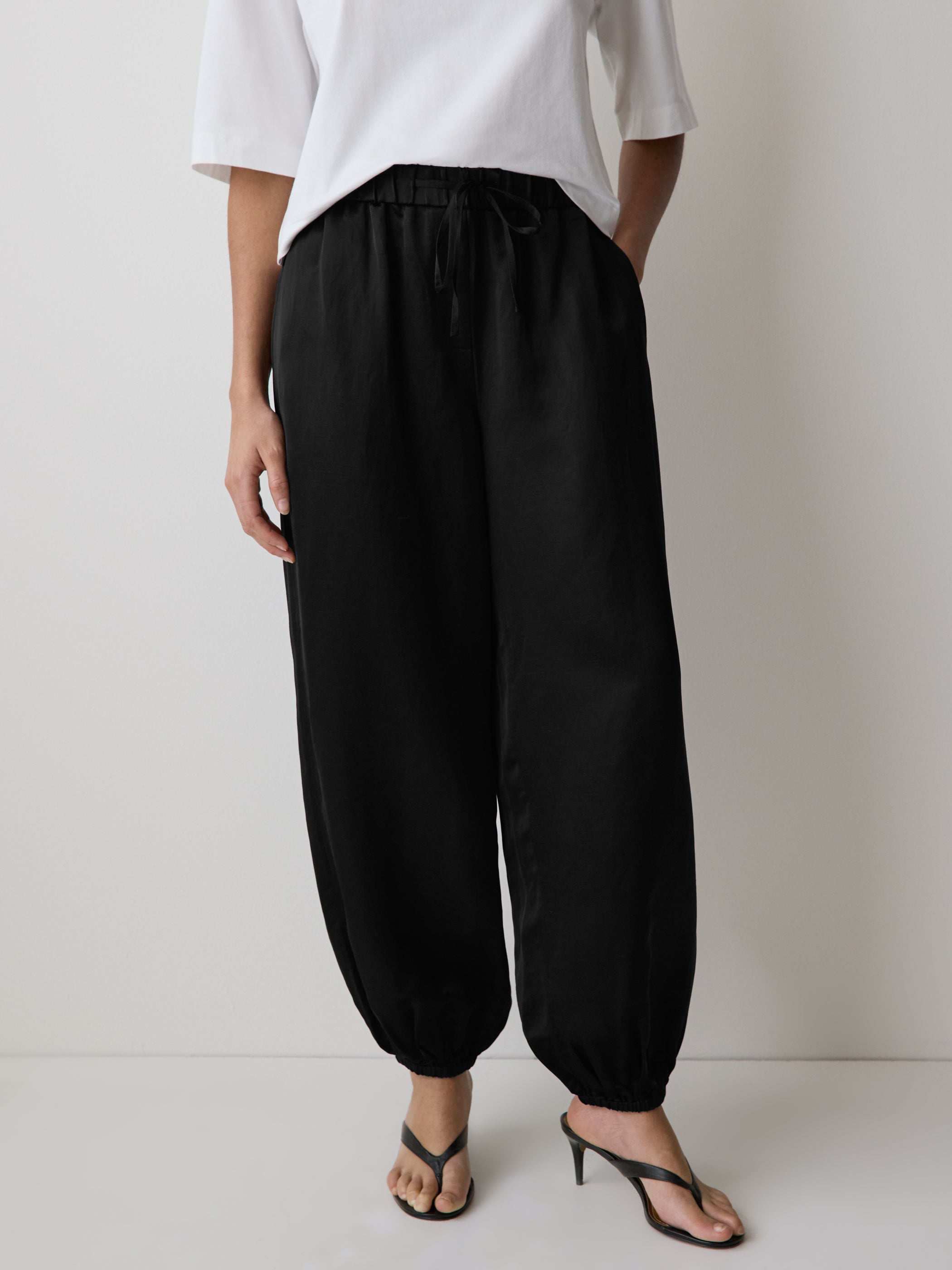 Women's High-Rise Balloon-Leg Woven Pant – RW&CO