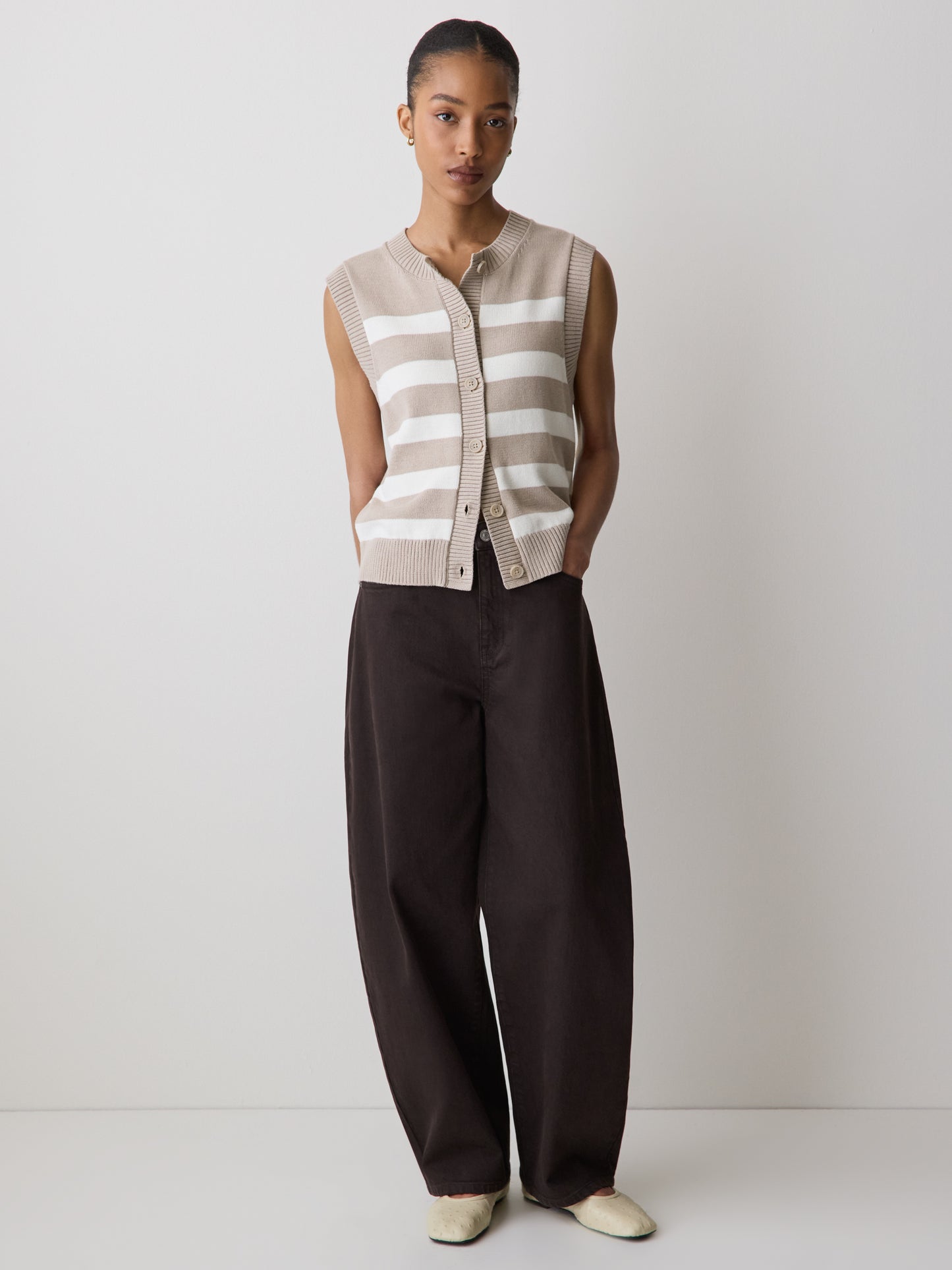 Sleeveless Crew-Neck Sweater Vest