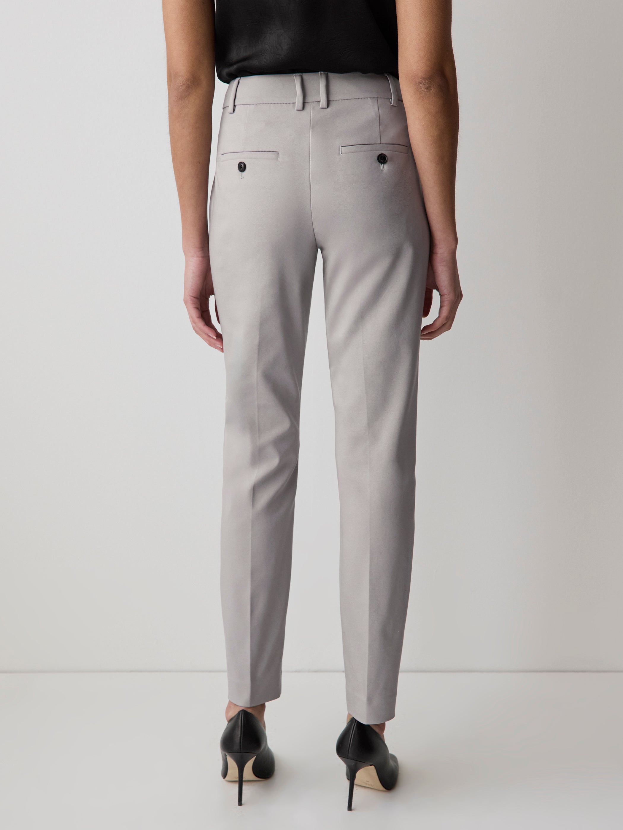 Limitless Mid-Rise Slim-Leg Signature Fit 7/8 Pant