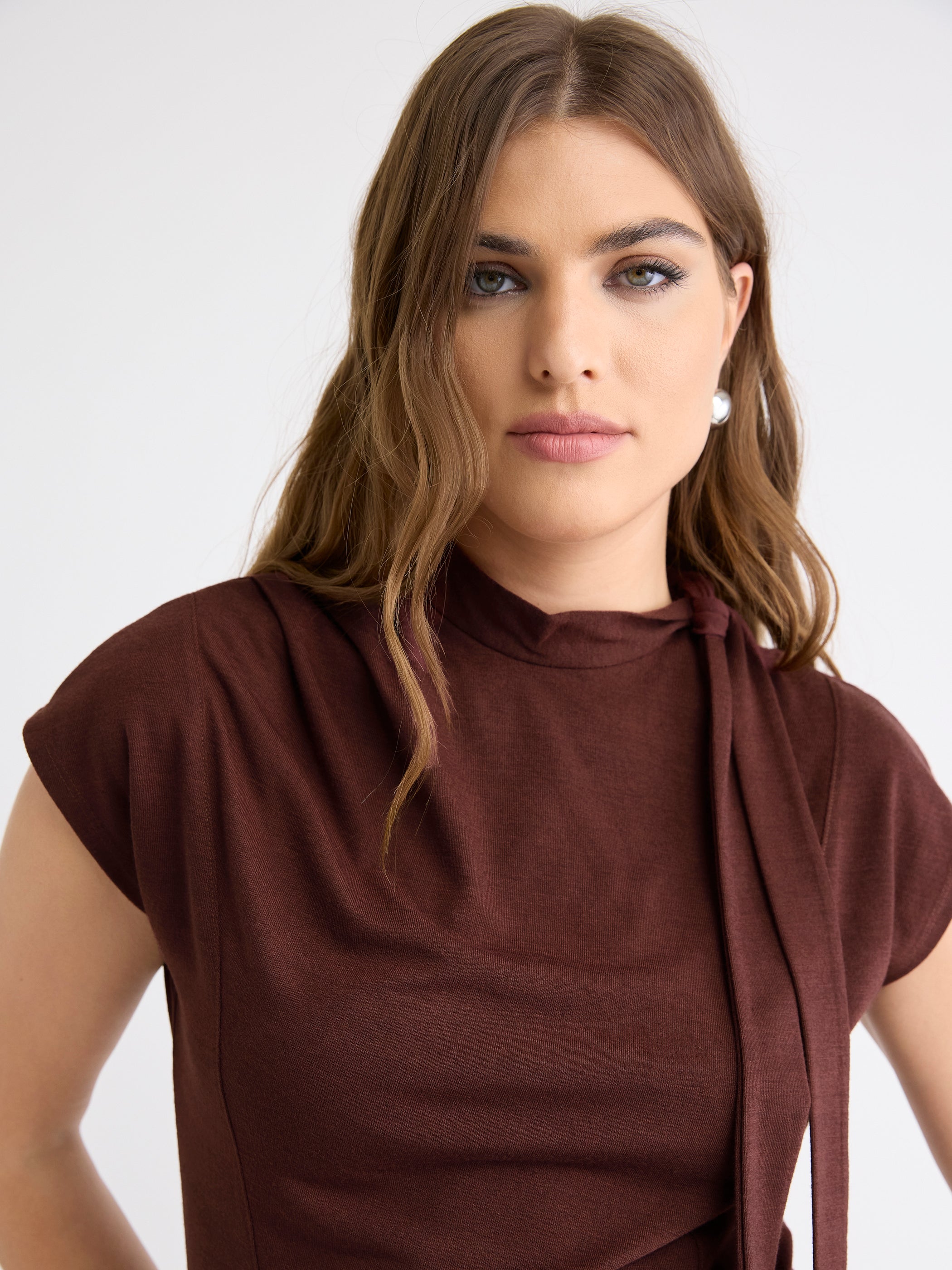 Haut à Manches Très Courtes et Col Montant à Cravate