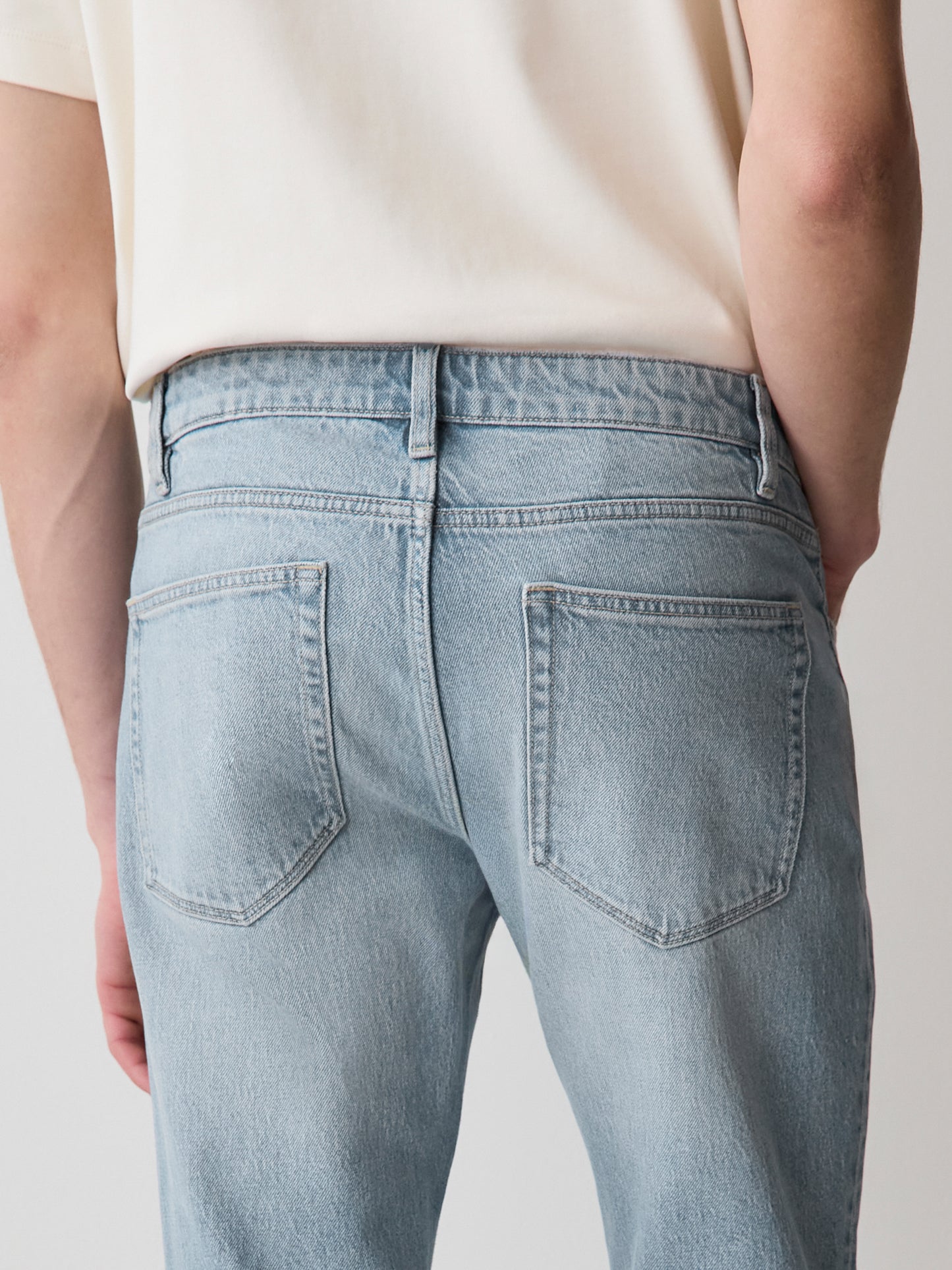 Jeans à Coupe Étroite à Délavé Pâle