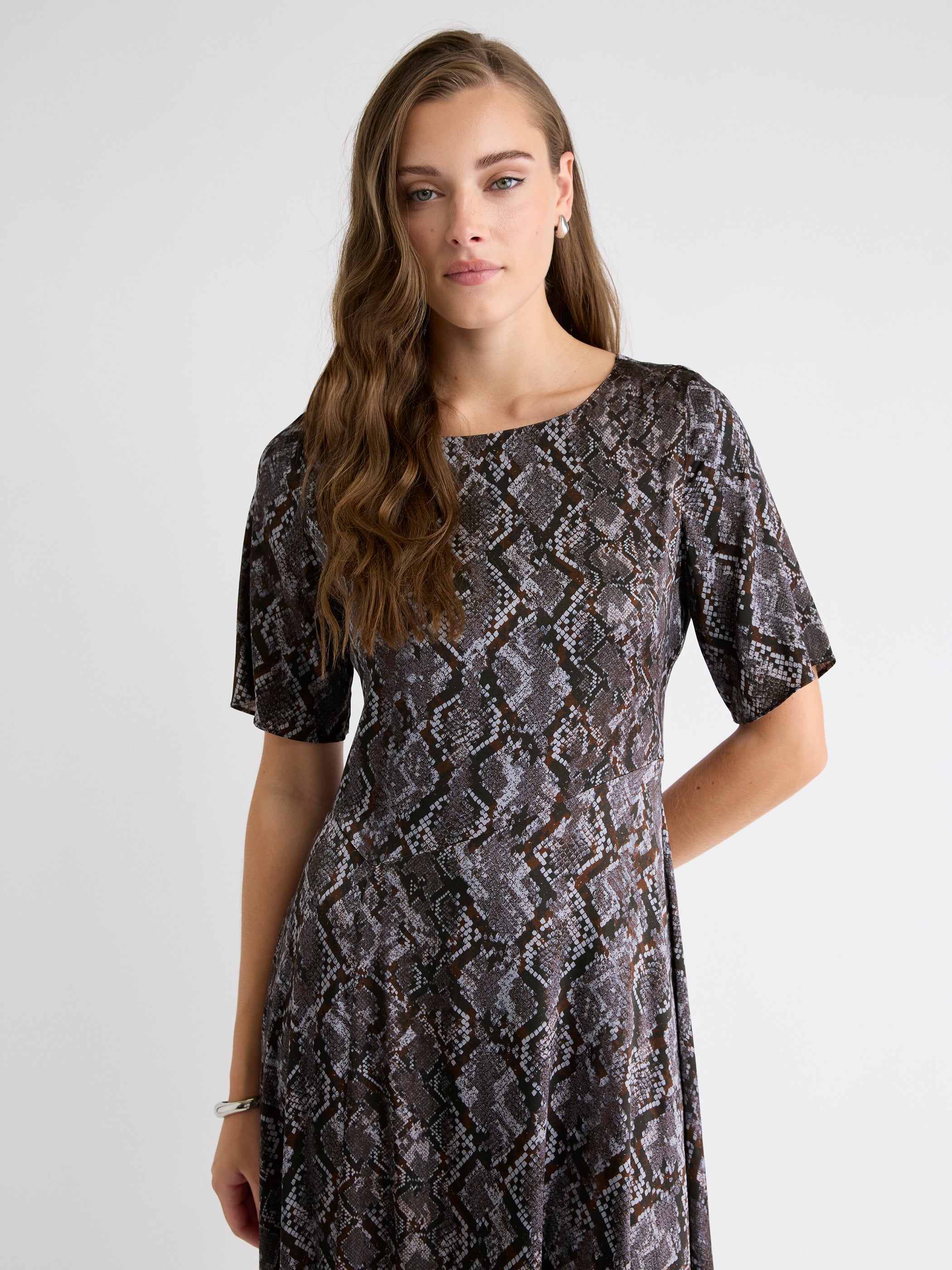 Robe Midi Cintrée et Évasée en Satin à Manches Courtes