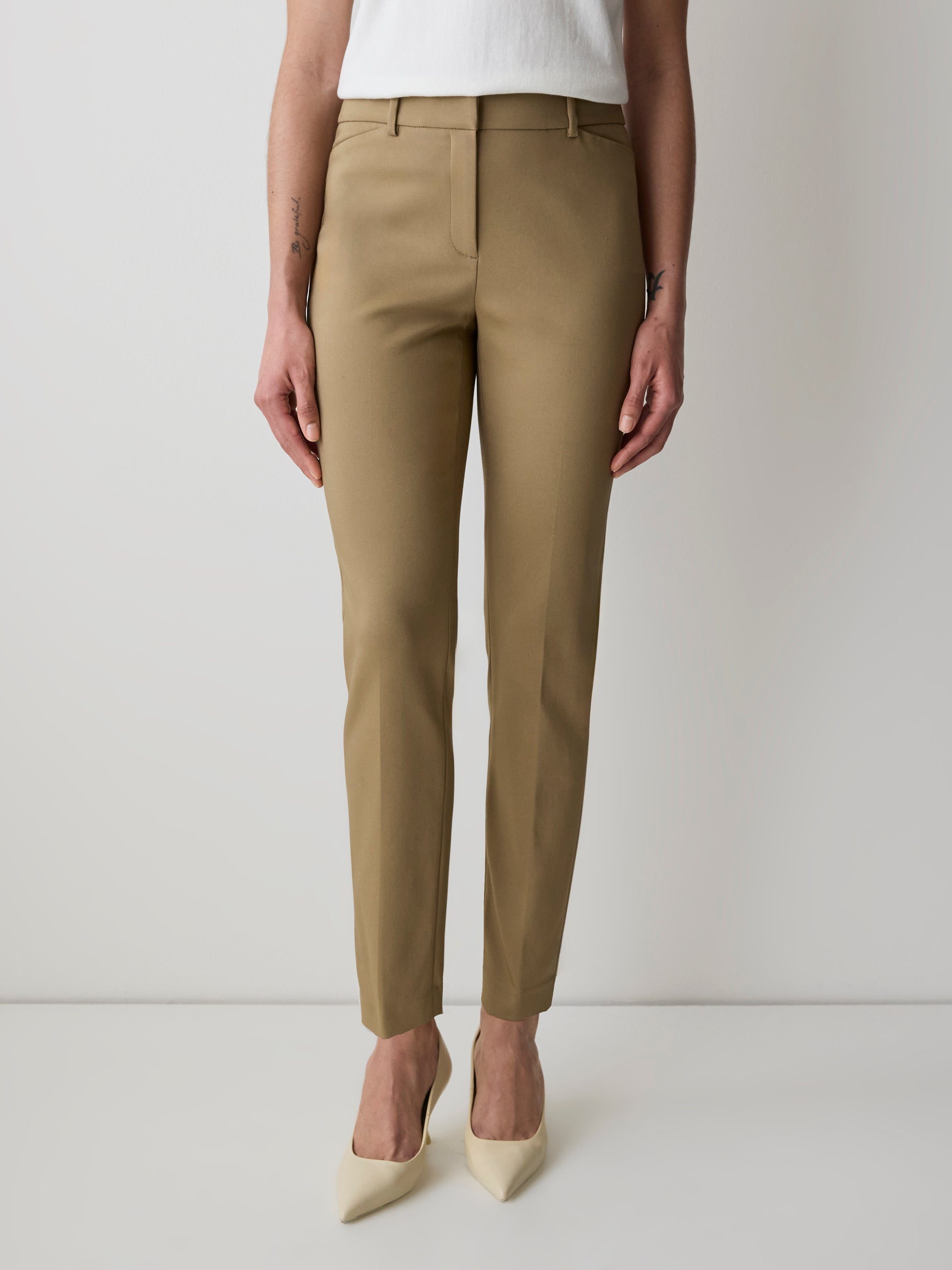 Limitless Mid-Rise Slim-Leg Signature Fit Pant
