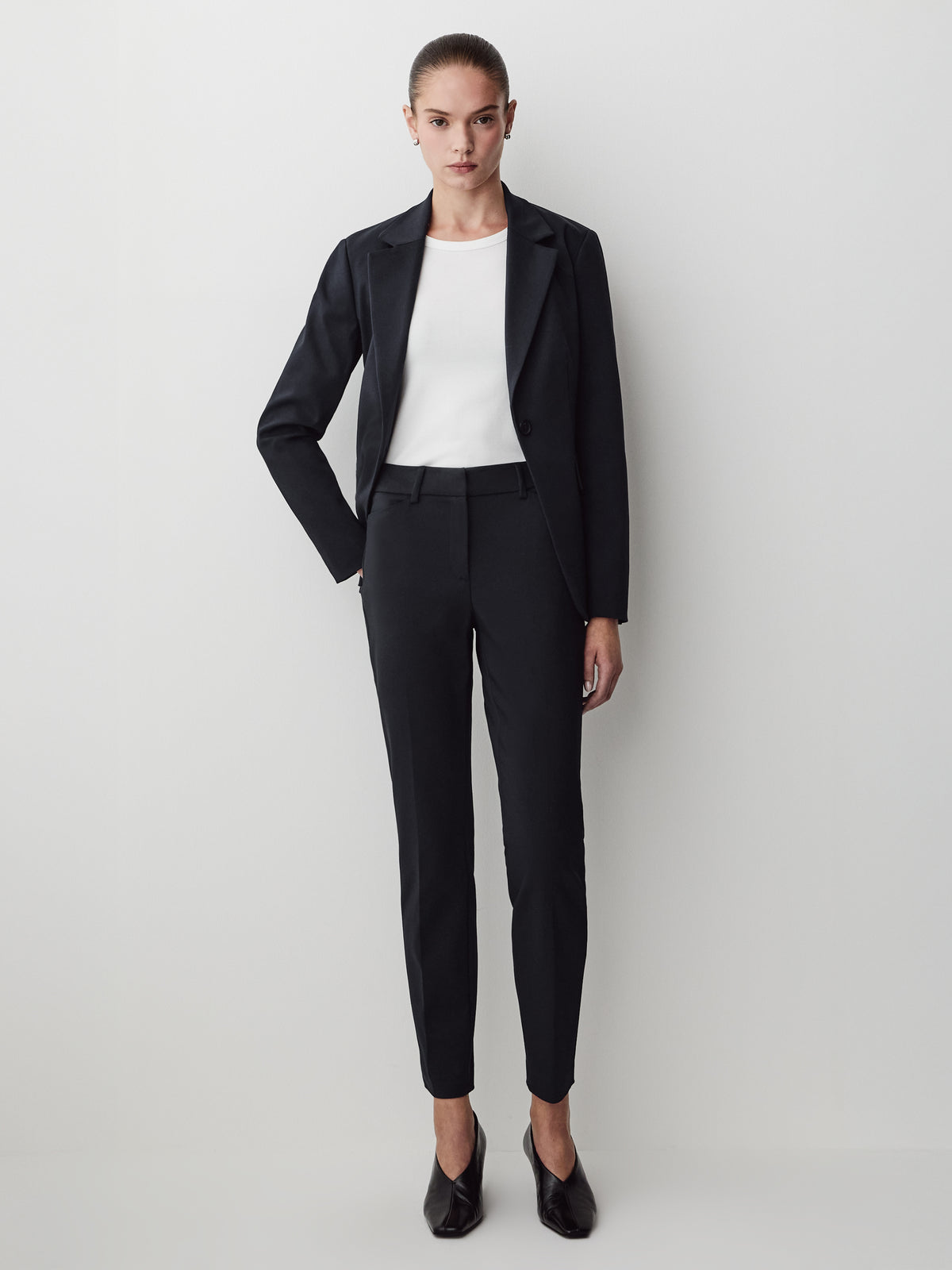 Limitless Mid-Rise Slim-Leg Signature Fit Ankle Pant