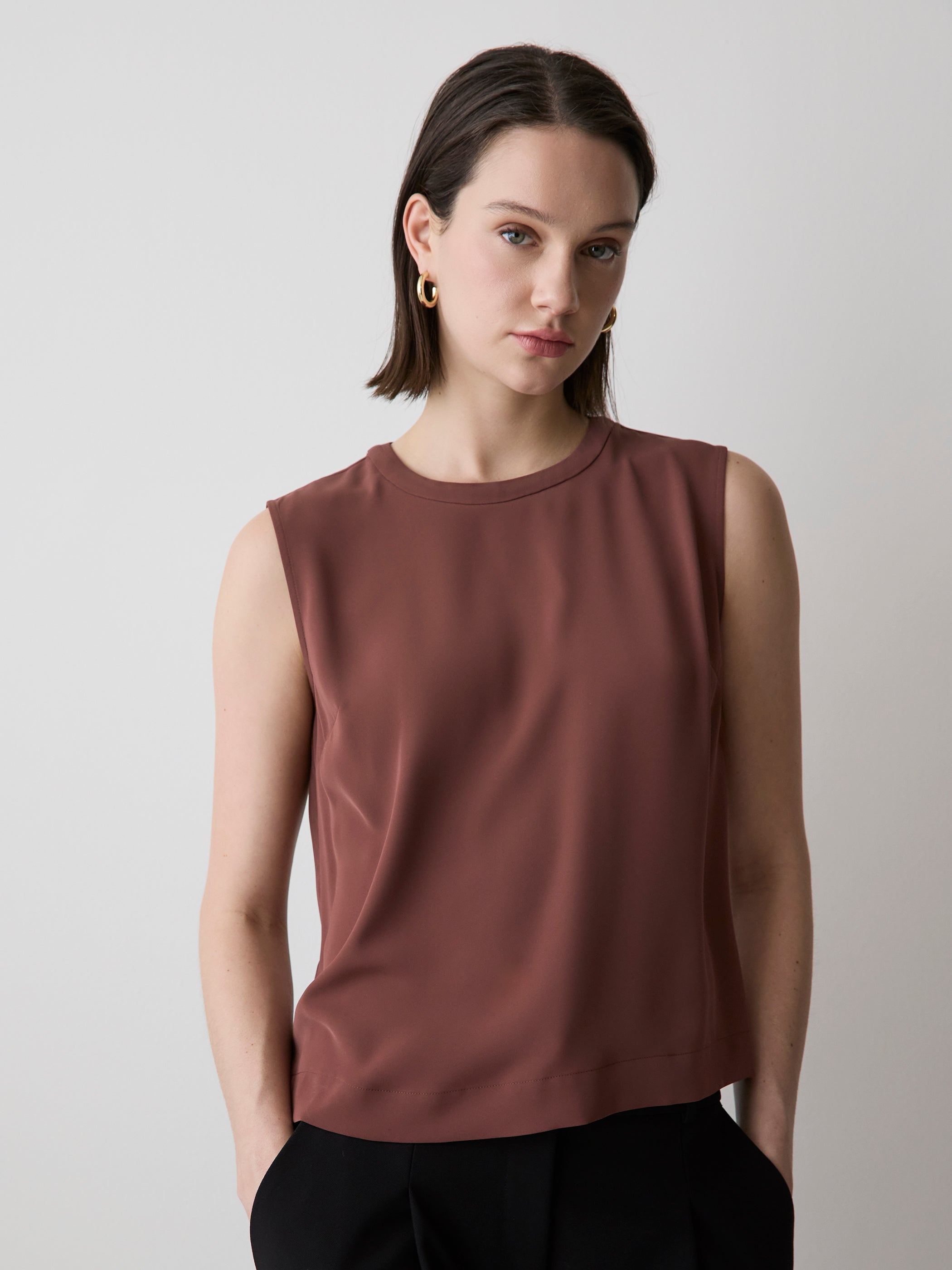 Women's Luxe Crepe Crew-Neck Cami Classic Fit Sleeveless Top – RW&CO
