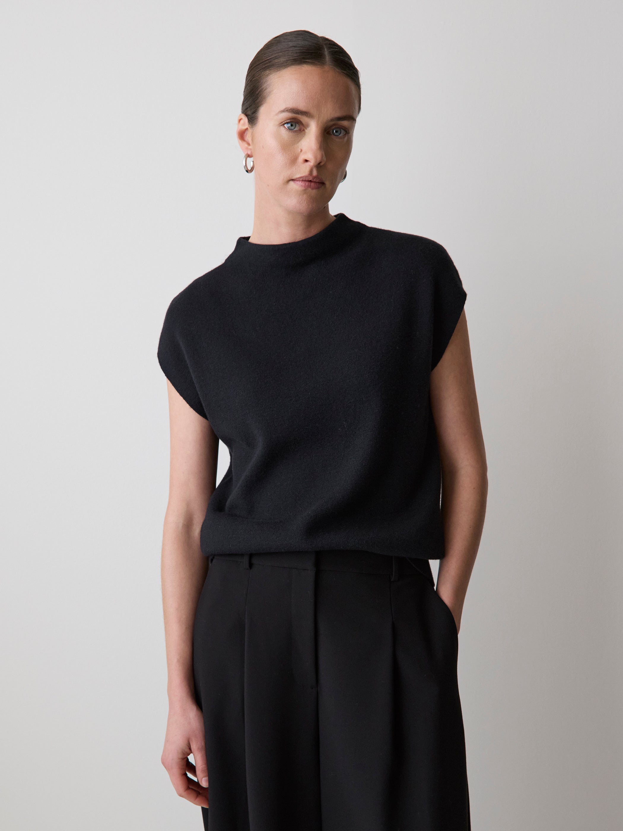 Pull à Manches Très Courtes et Col Entonnoir