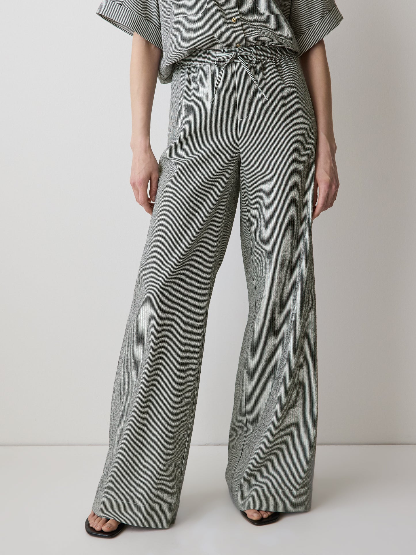 Woven Wide Leg Pant Mid Rise Pull-On Seersucker Stripe