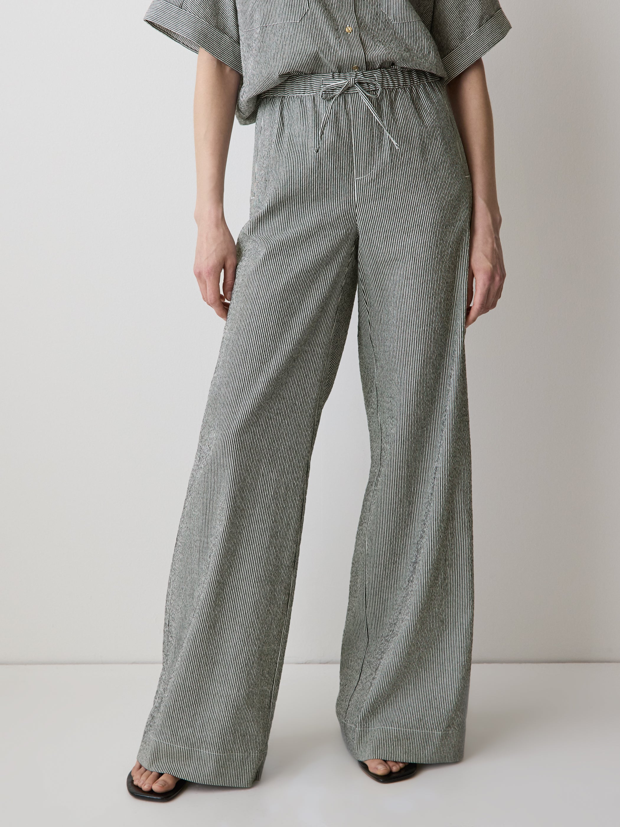 Woven Wide Leg Pant Mid Rise Pull-On Seersucker Stripe
