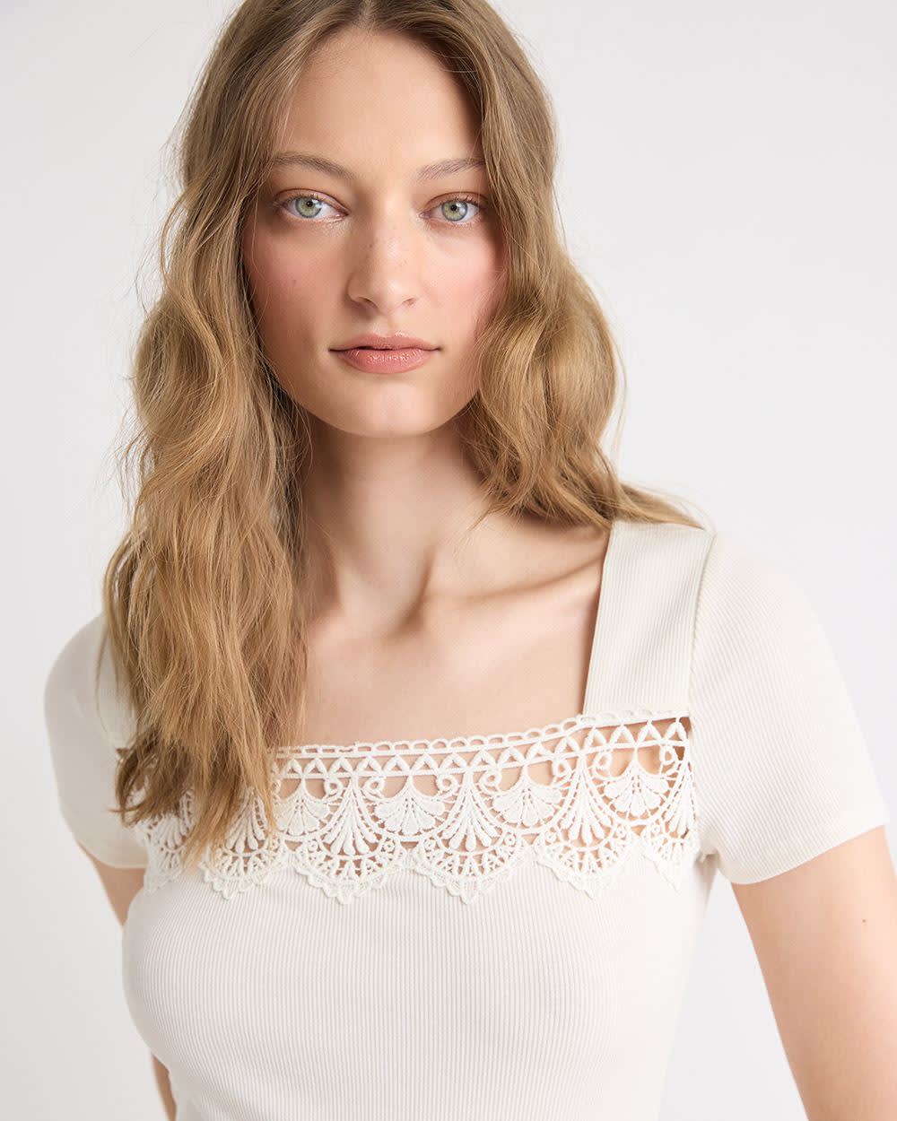 Haut Côtelé à Col Carré et Manches Courtes