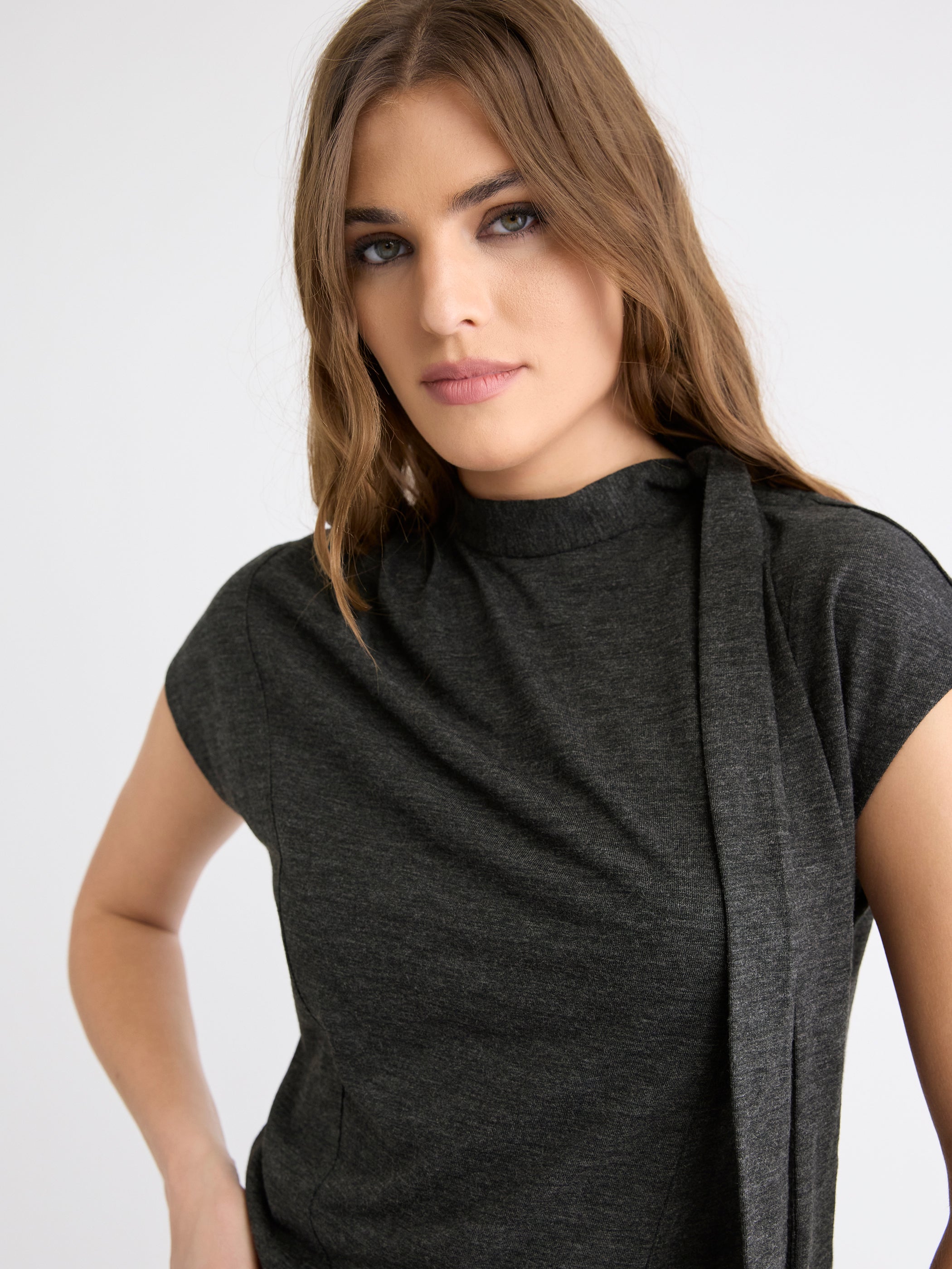 Haut à Manches Très Courtes et Col Montant à Cravate