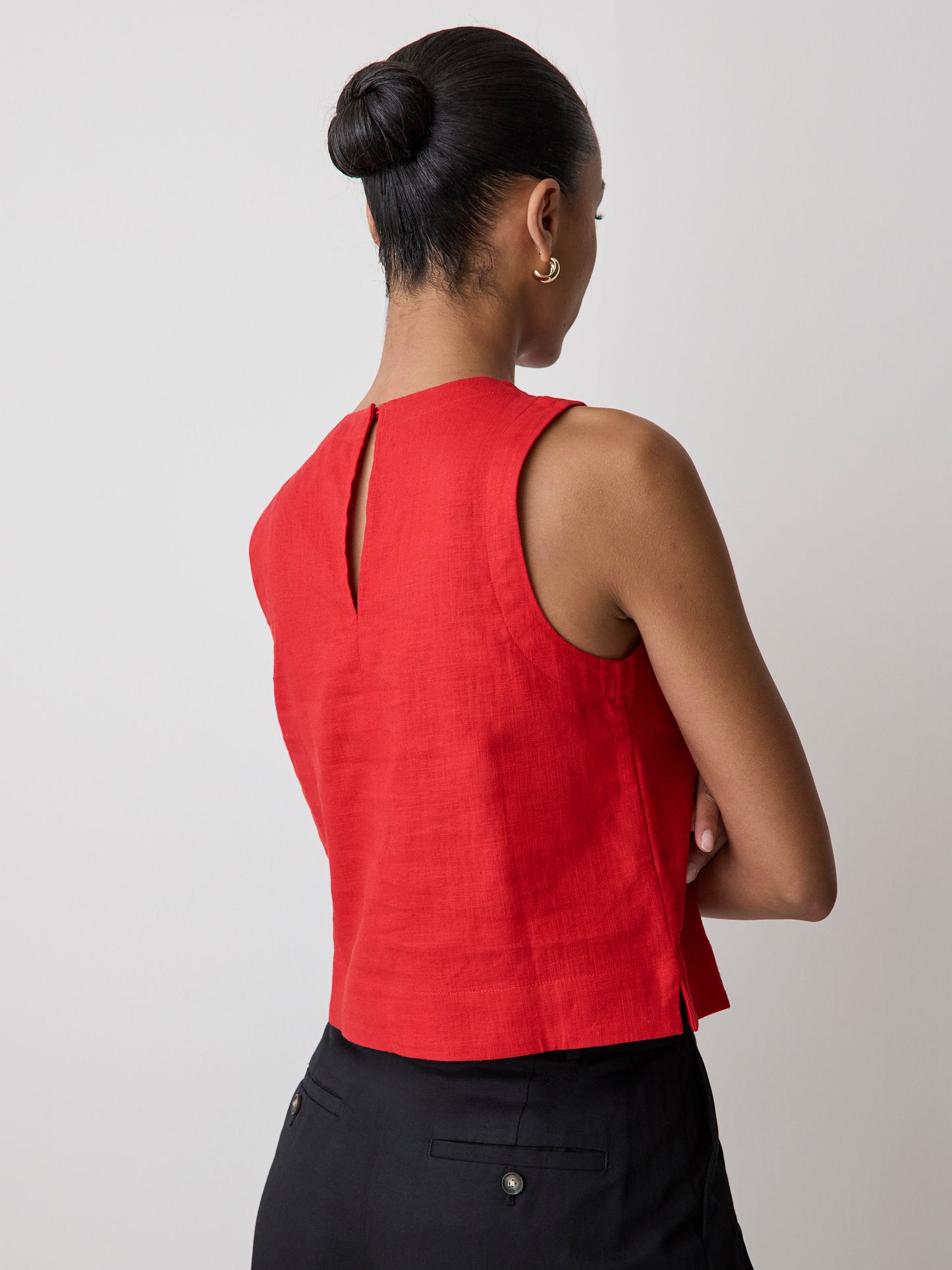 Sleeveless Crew-Neck Linen-Blend Blouse
