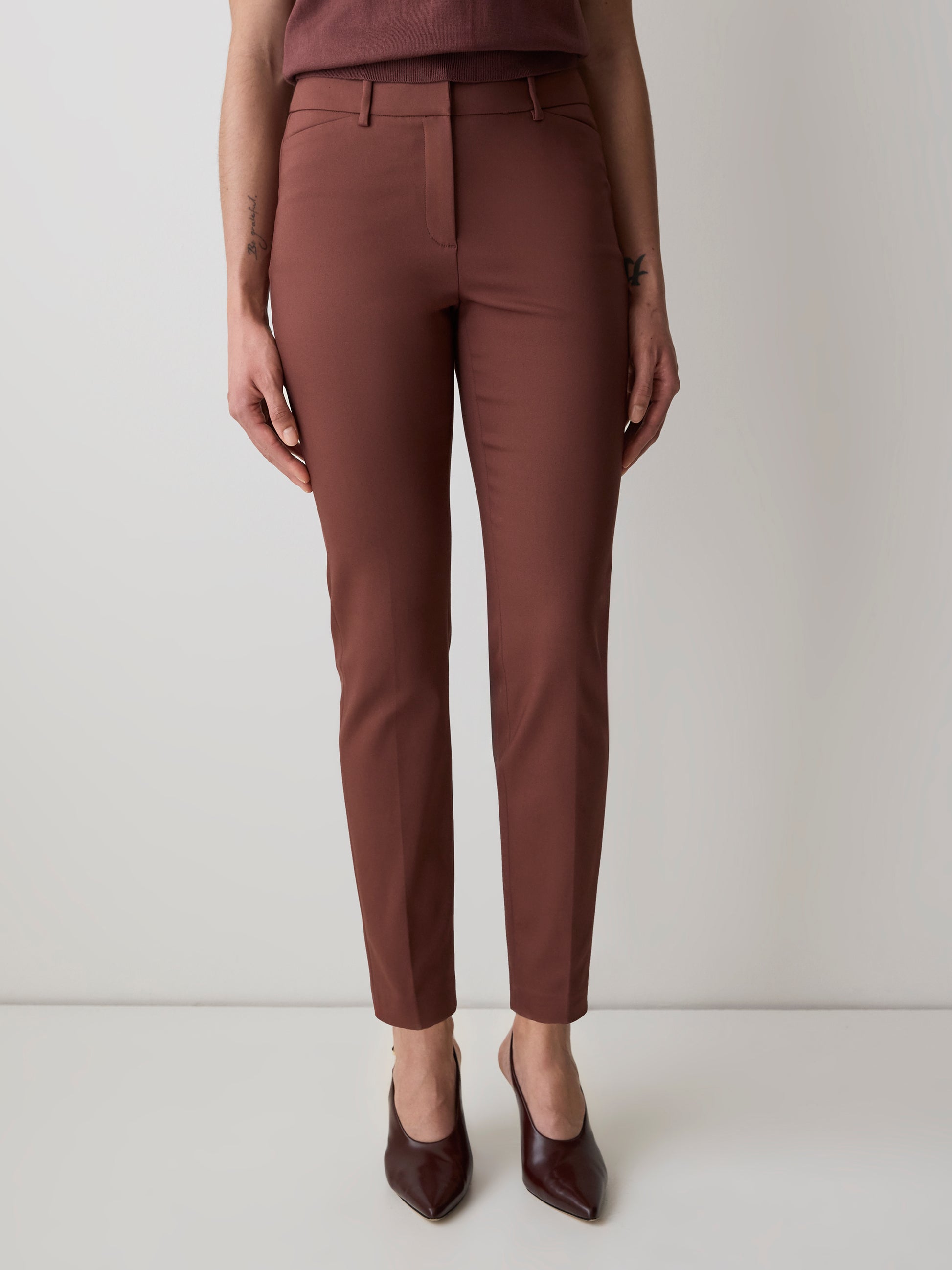 Limitless Mid-Rise Slim-Leg Signature Fit Pant