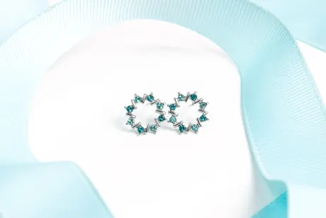Clous d'oreilles Couronne en cristal de Turquoise fabriqués avec des cristaux autrichiens de qualité