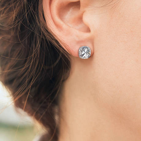 Clous d'oreilles coussin clair fabriqués avec des cristaux autrichiens de qualité