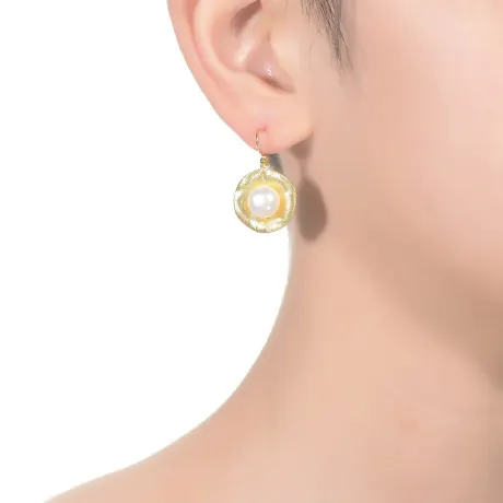 Boucles d'oreilles courbées en argent sterling plaqué or 14 carats avec véritables perles rondes d'eau douce