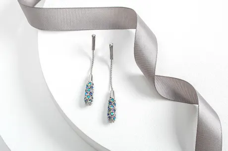 Boucles d'oreilles Drop en cristal Pave Paradise Shine, fabriquées avec des cristaux autrichiens de qualité.