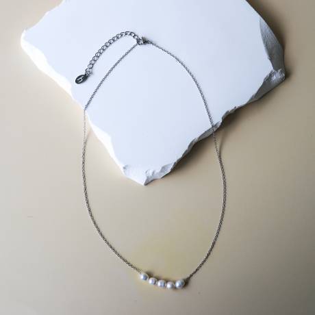 Horace Jewelry -  Fine chain necklace with 5 freshwater pearls in its center Perlita